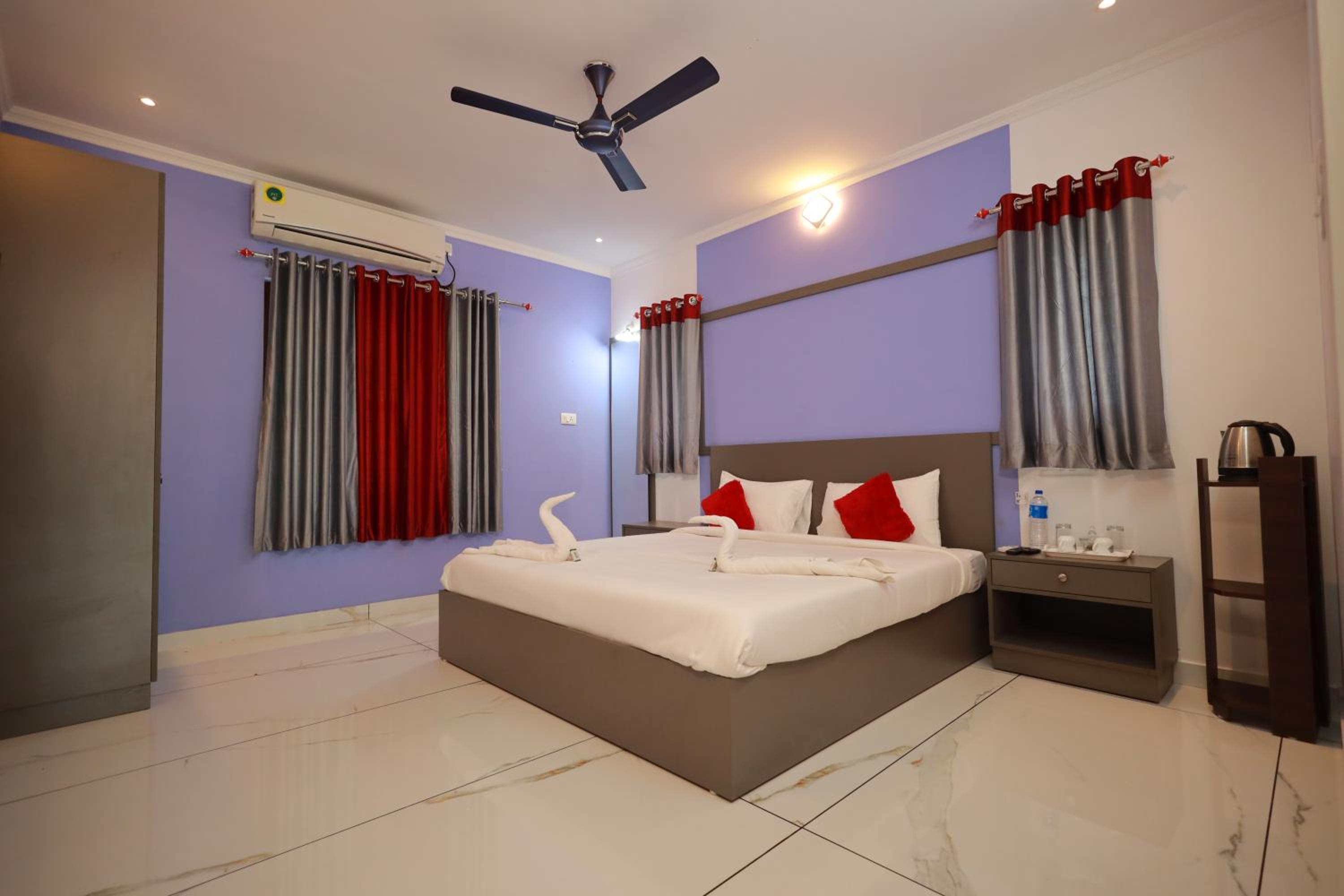 Queen Suite with Pool View photo 1