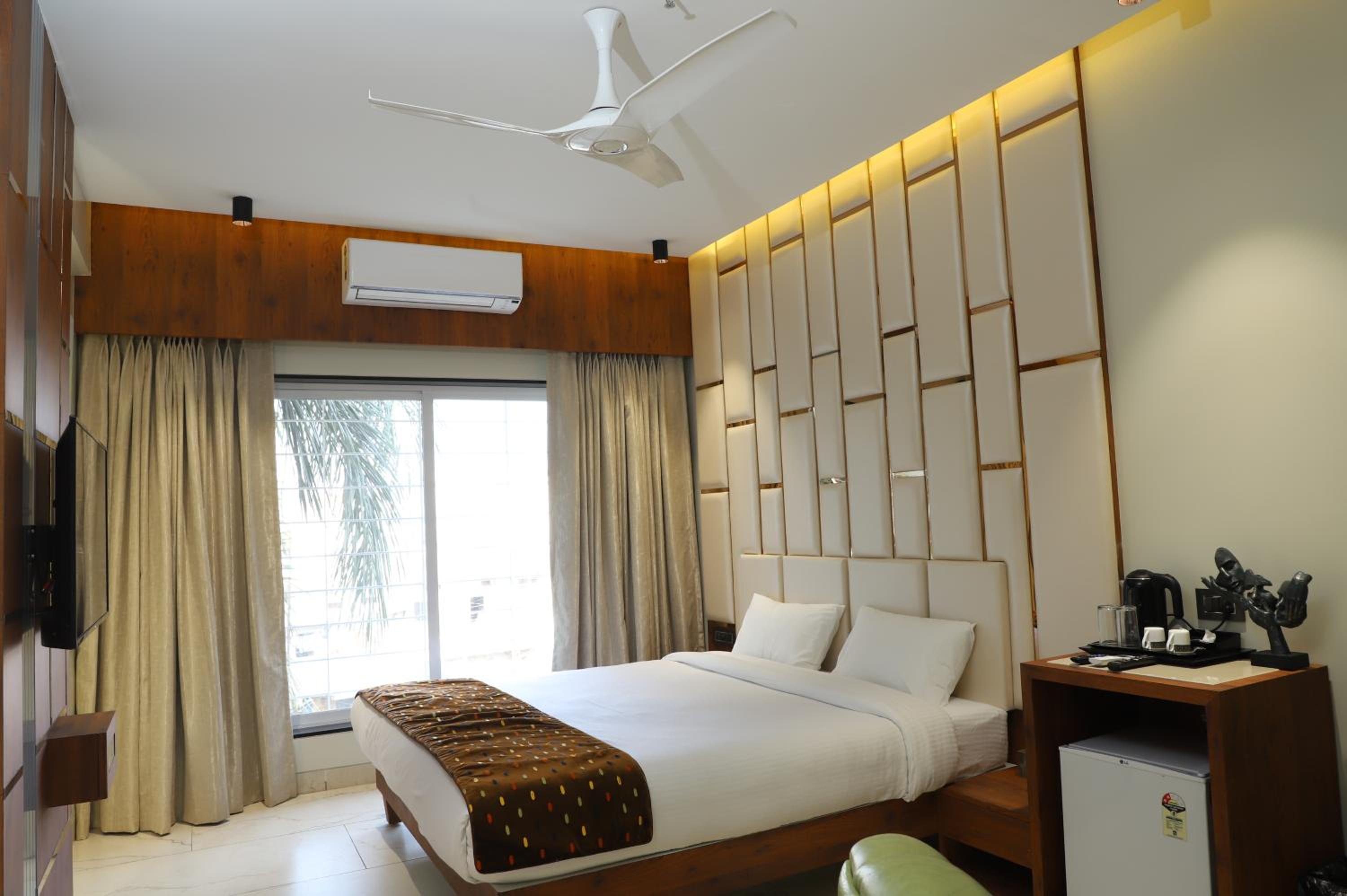 Executive Suite - Photo 12
