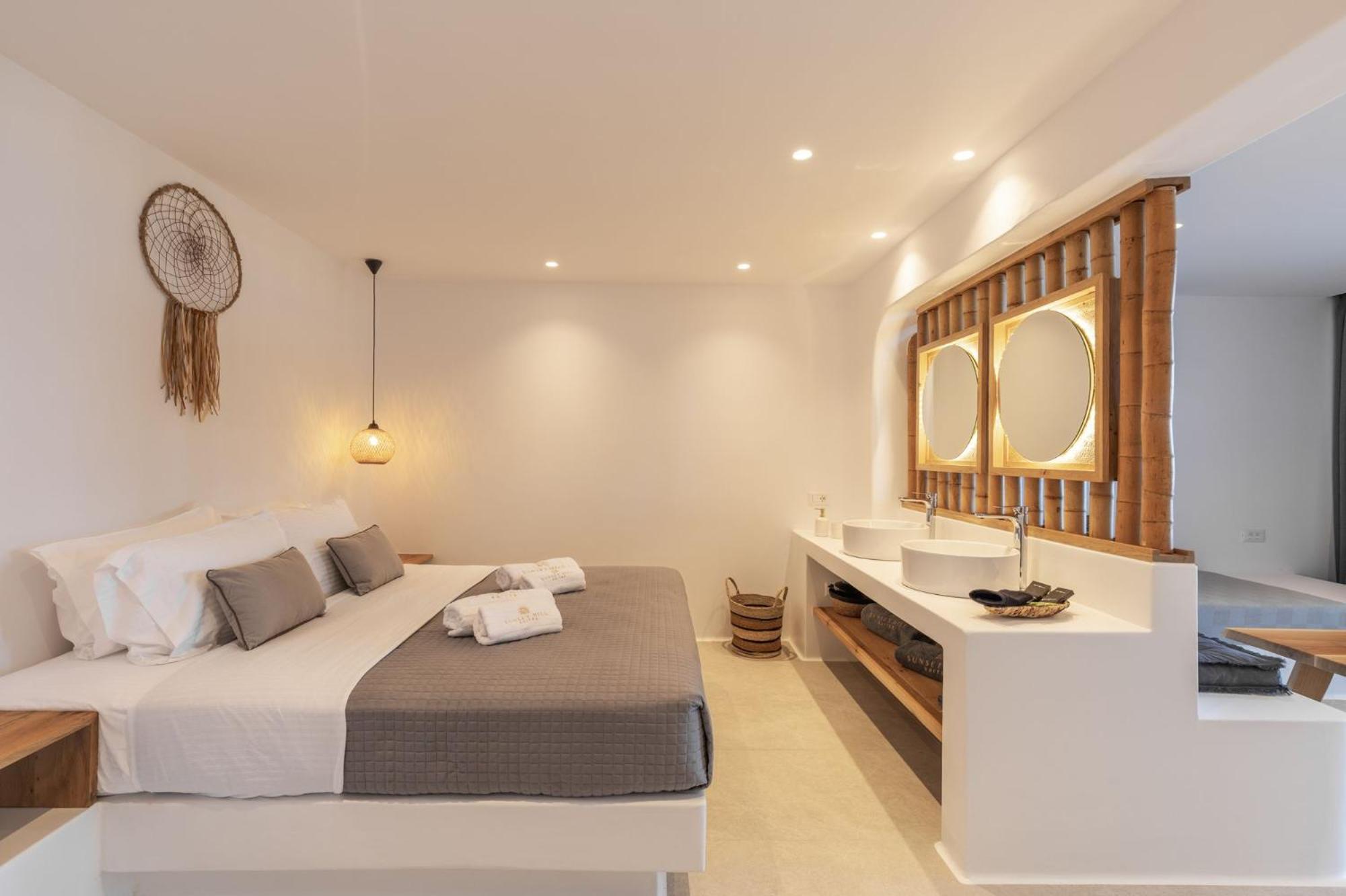 Superior Suite with Sea and Pool View photo 3