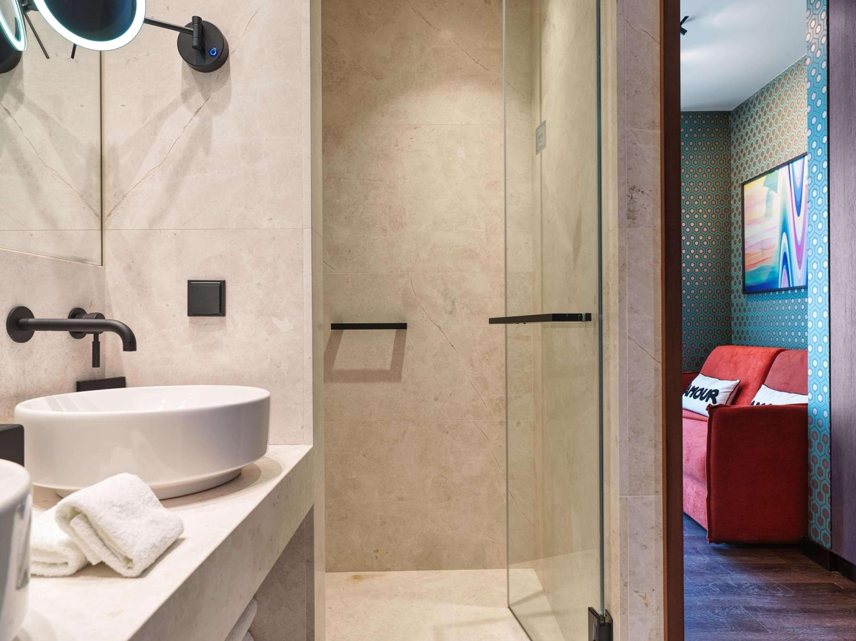 NYX Executive Suite – 3 Rooms Interconnected