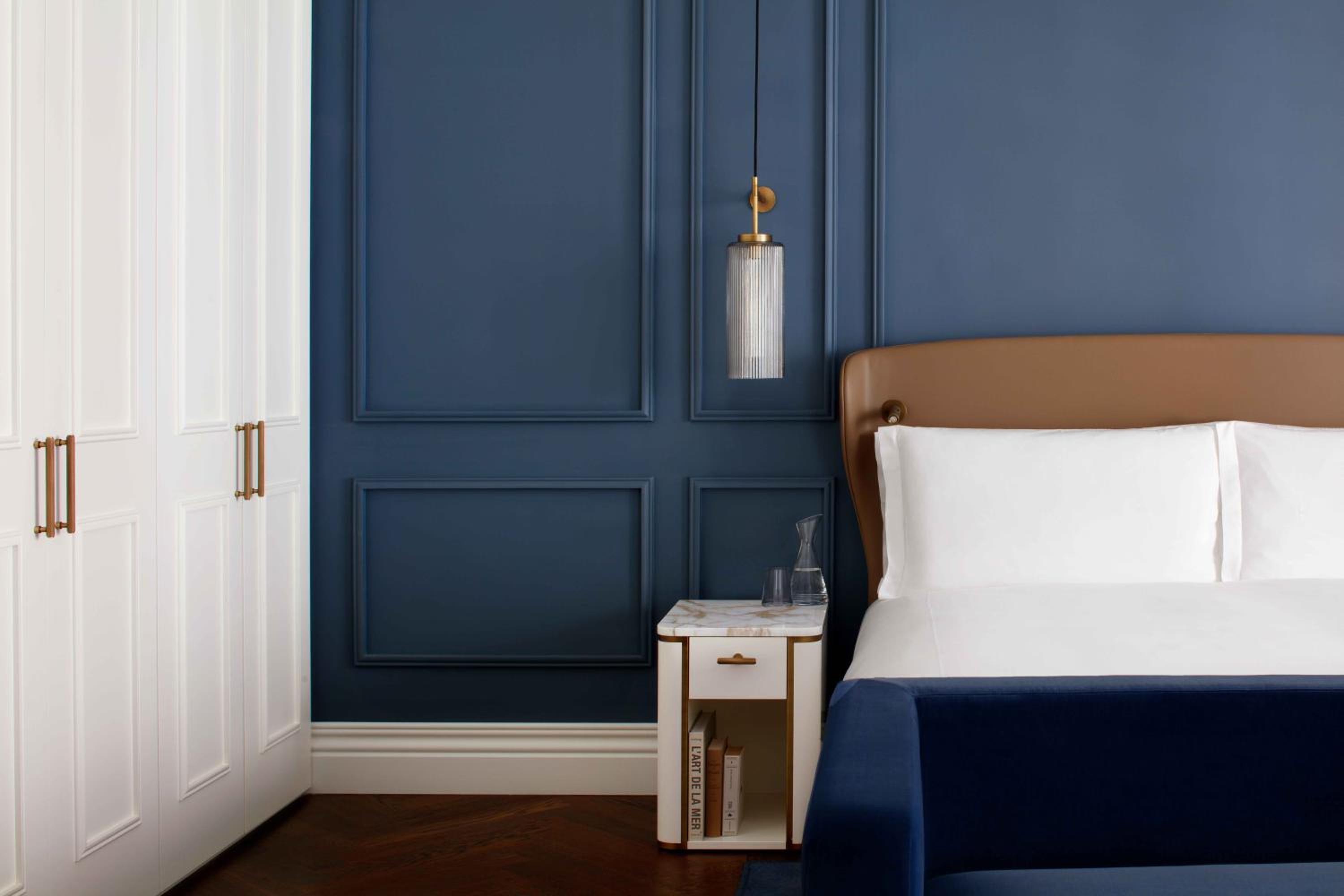 Premium King Room with Balcony and View thumbnail 5