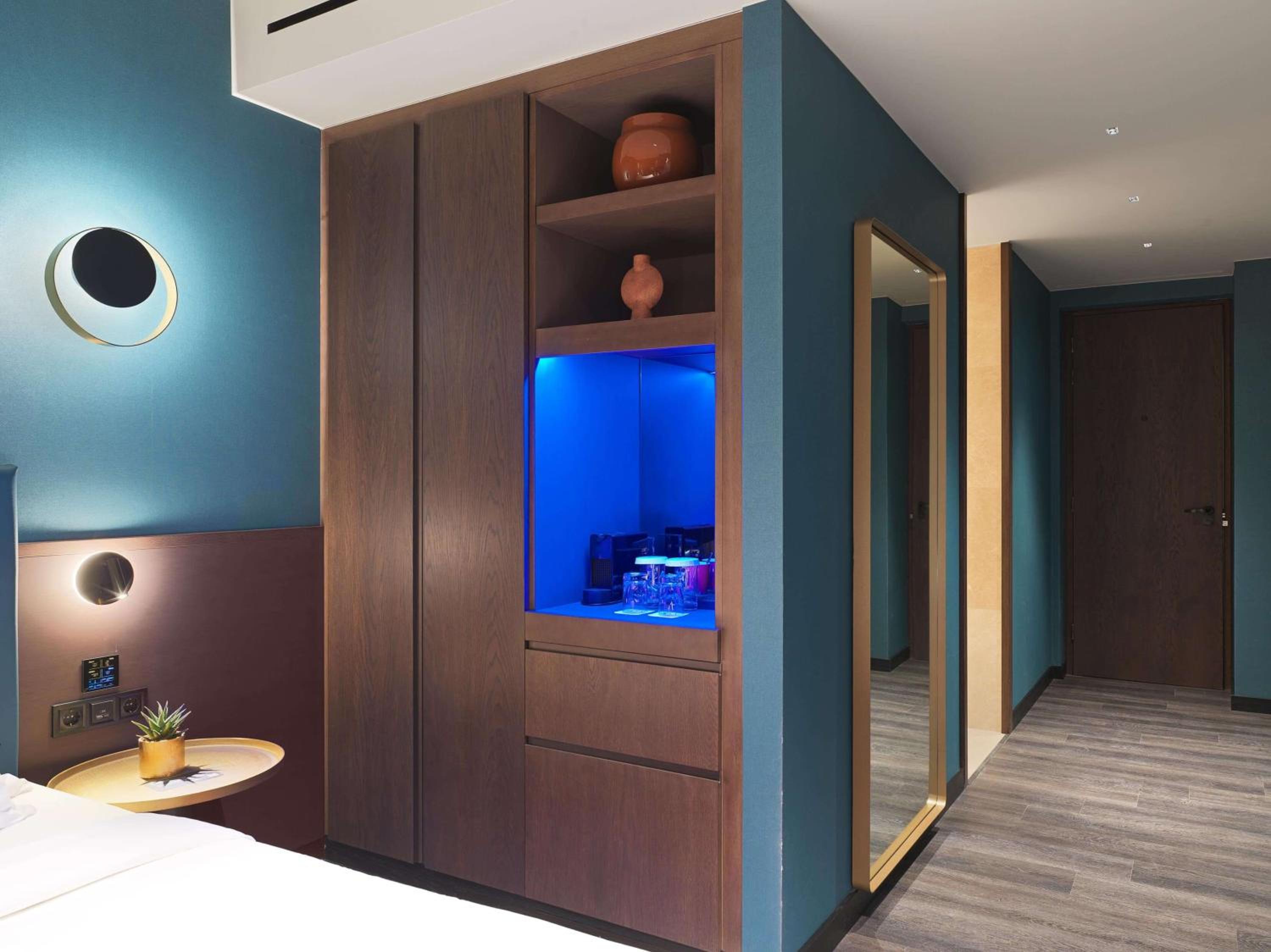 Deluxe Acropolis Room with Lounge Access thumbnail 5