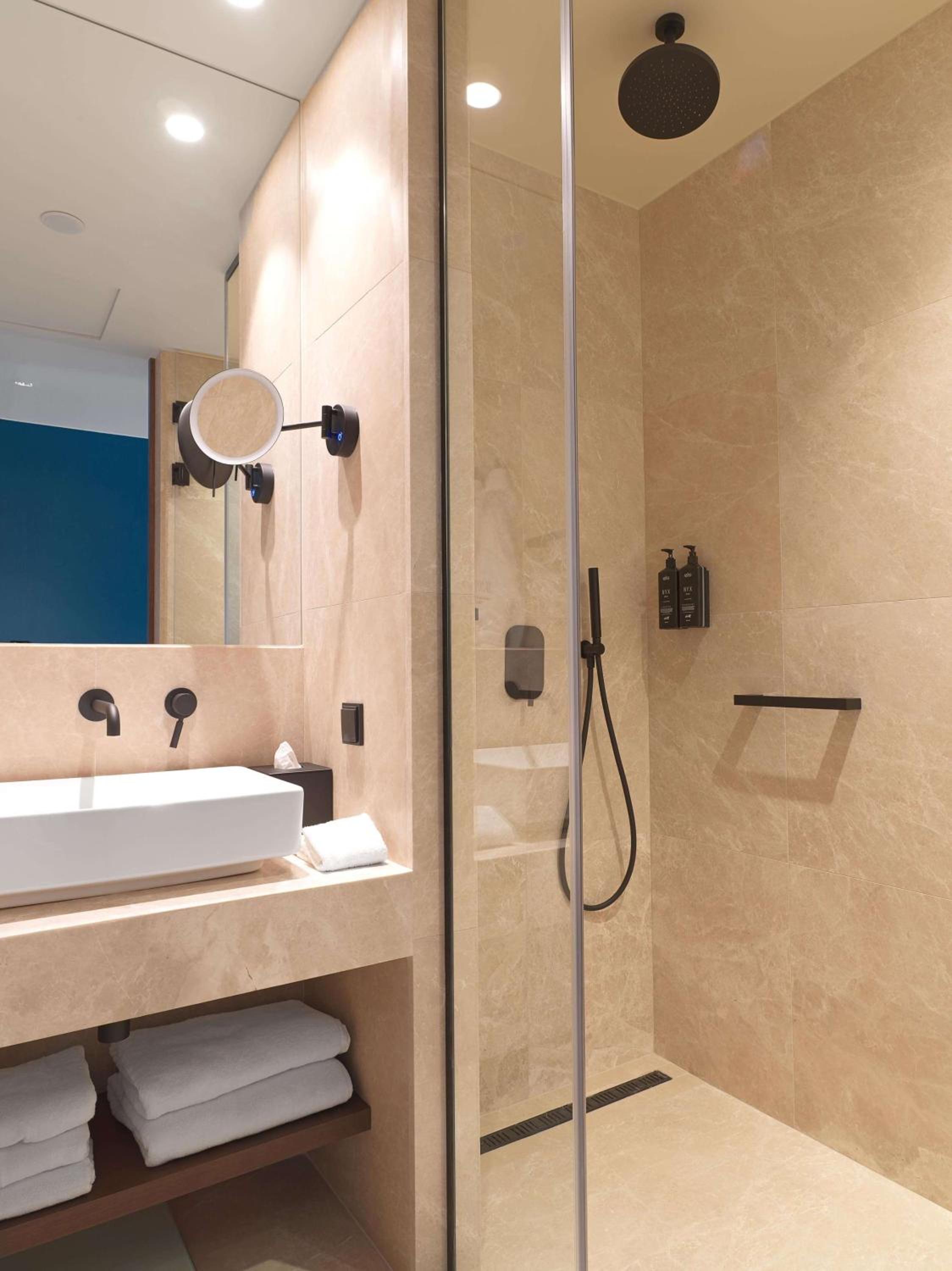 Deluxe Acropolis Room with Lounge Access thumbnail 6