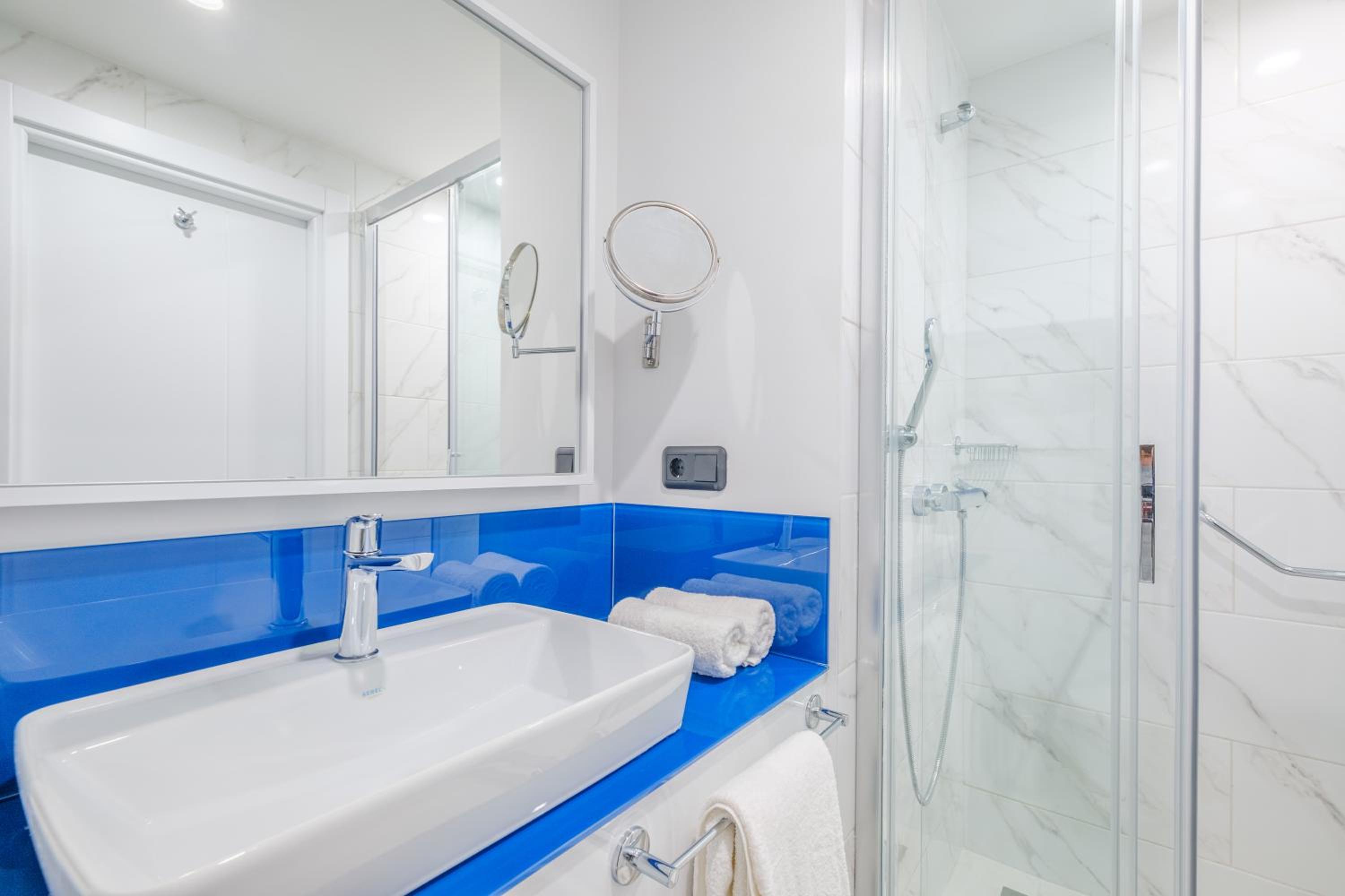 Deluxe Suite - Photo 12