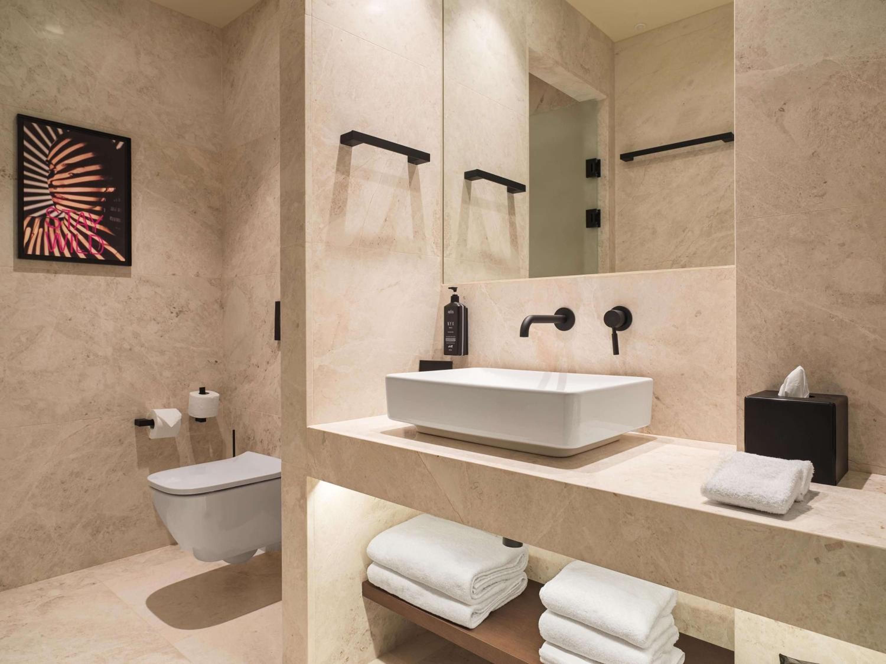 Executive Room with Lounge Access thumbnail 6