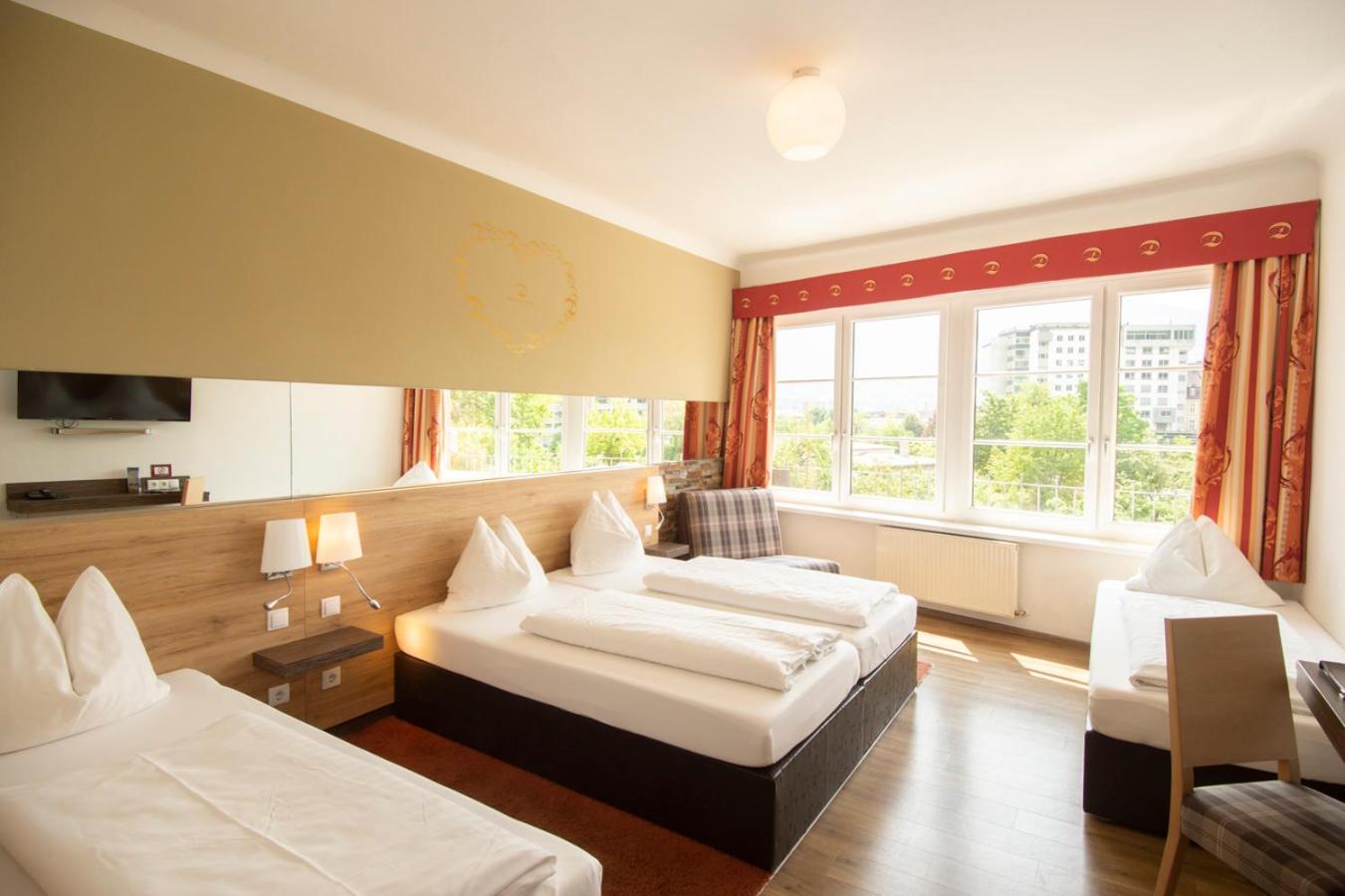 Quadruple Room - Photo 12