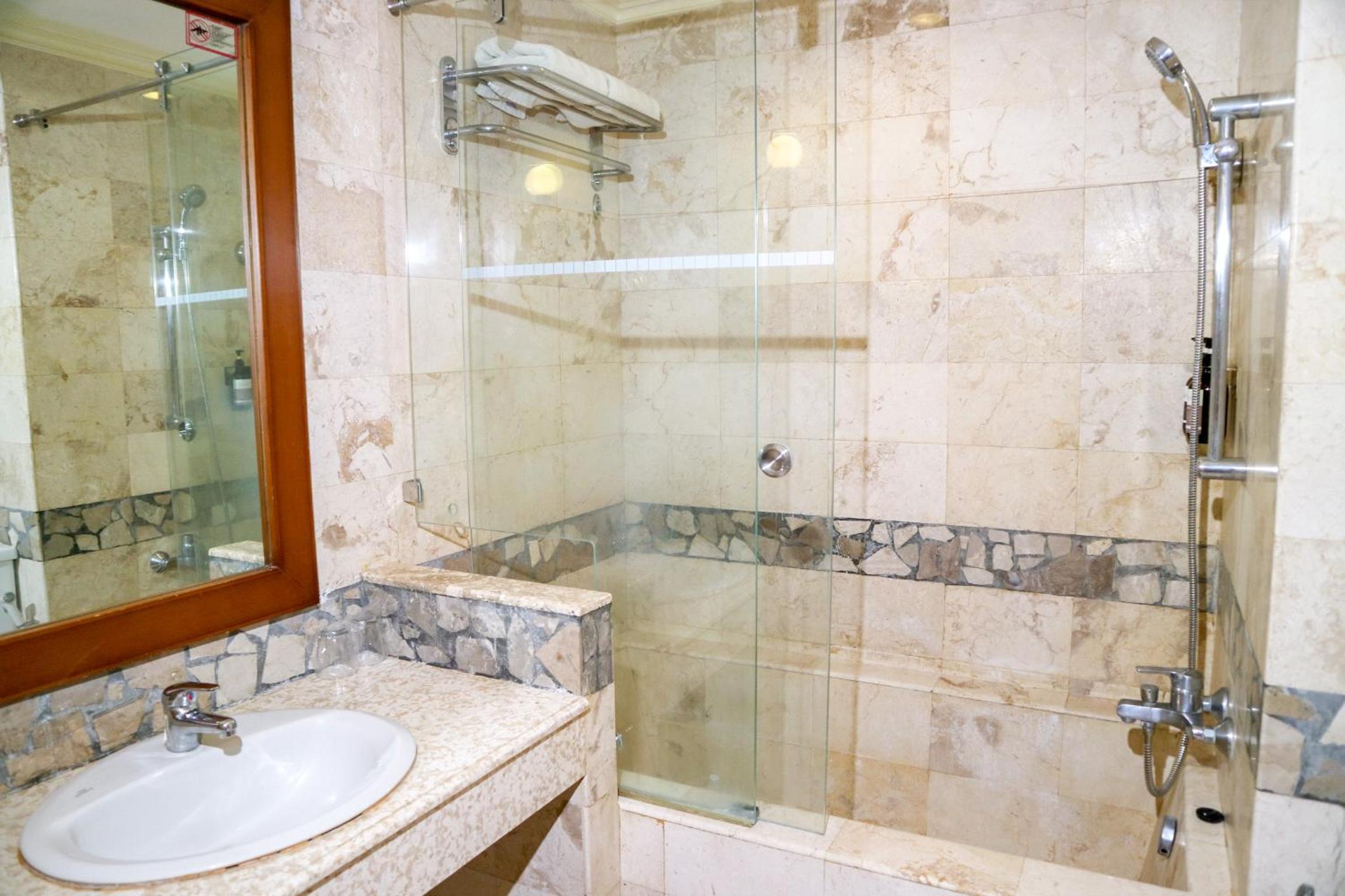 Deluxe Double or Twin Room with Balcony - Photo 8