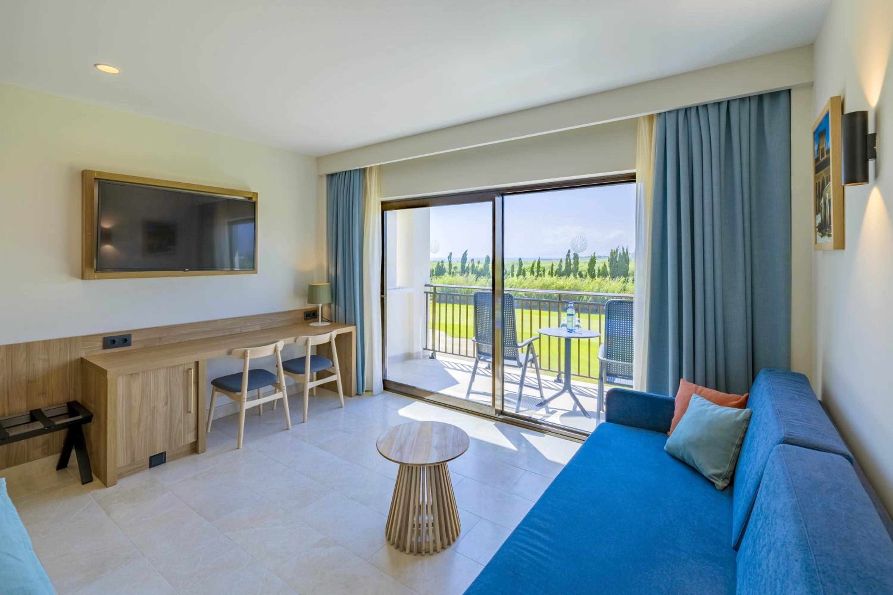 Impresionante Habitación Doble Superior con Vista Lateral al Mar (4 adultos)