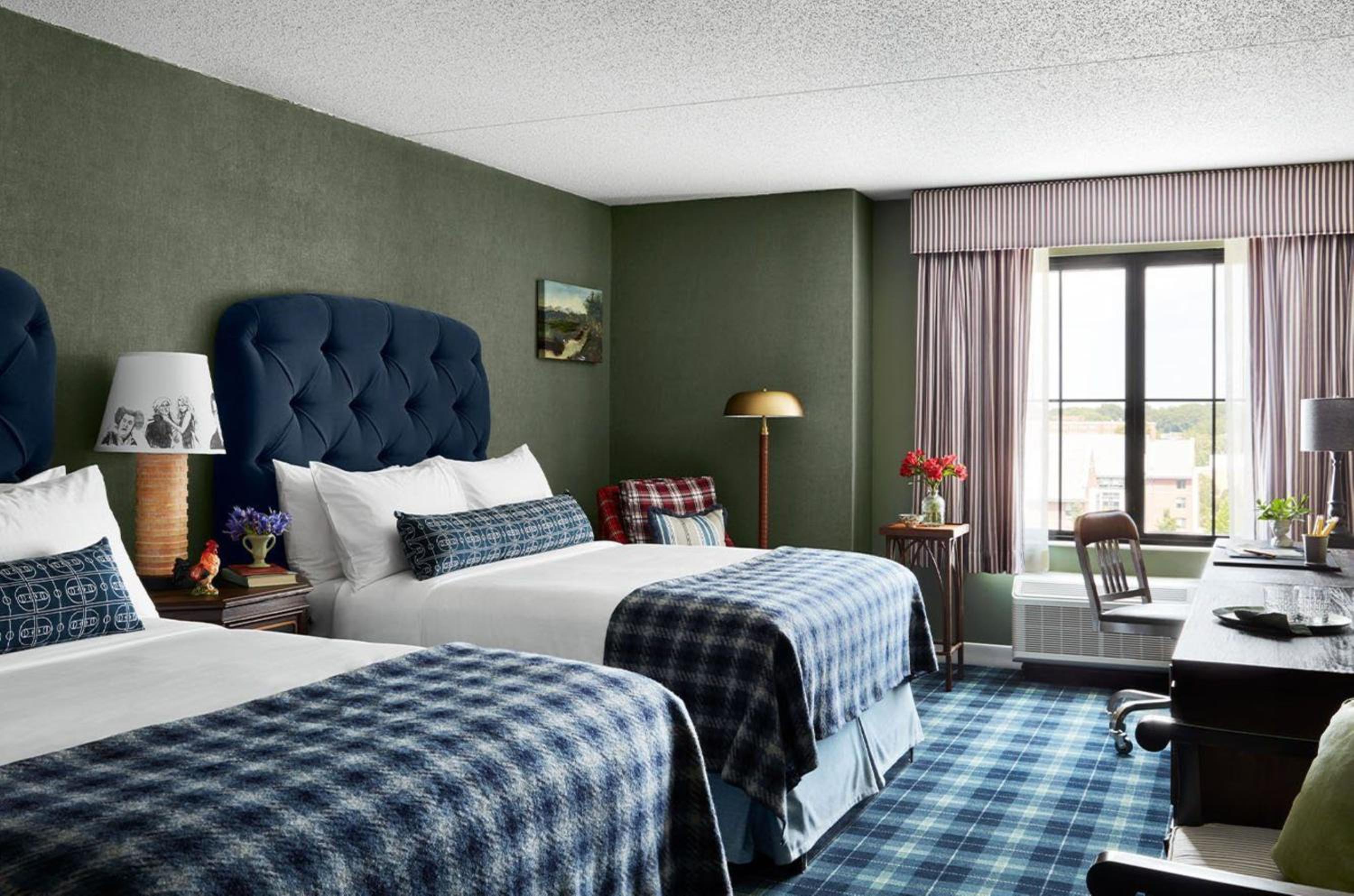 Graduate Queen Room with Two Queen Beds - Photo 5