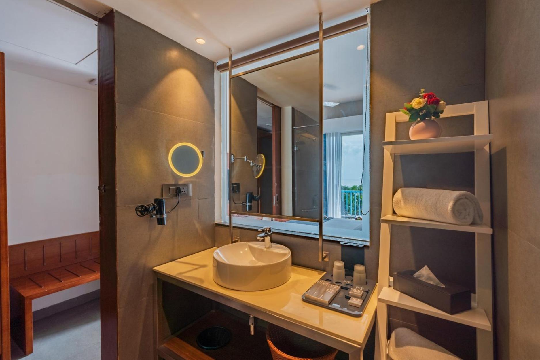 Deluxe Room with Balcony - Photo 6