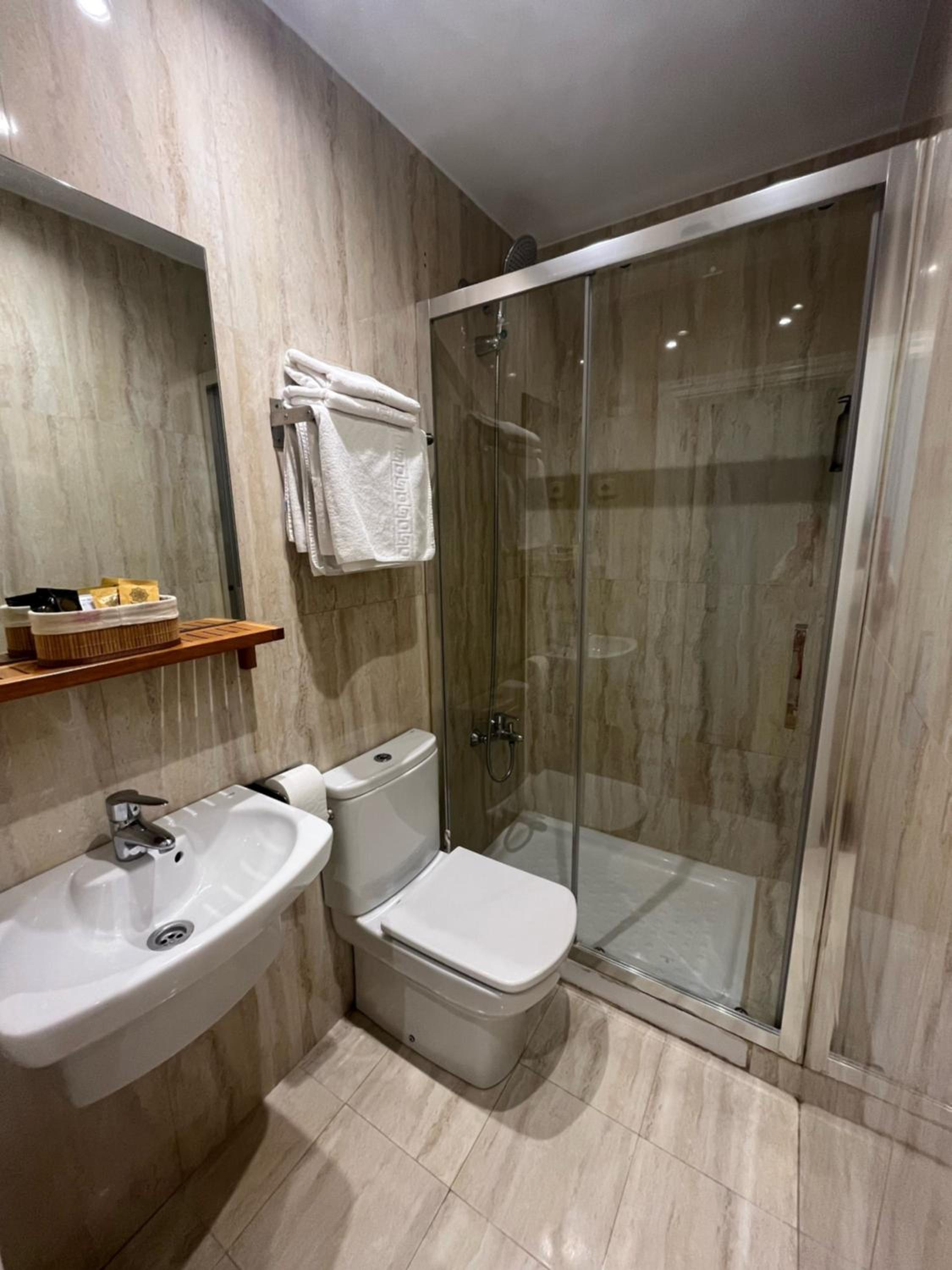 Double Room with Private Bathroom photo 3