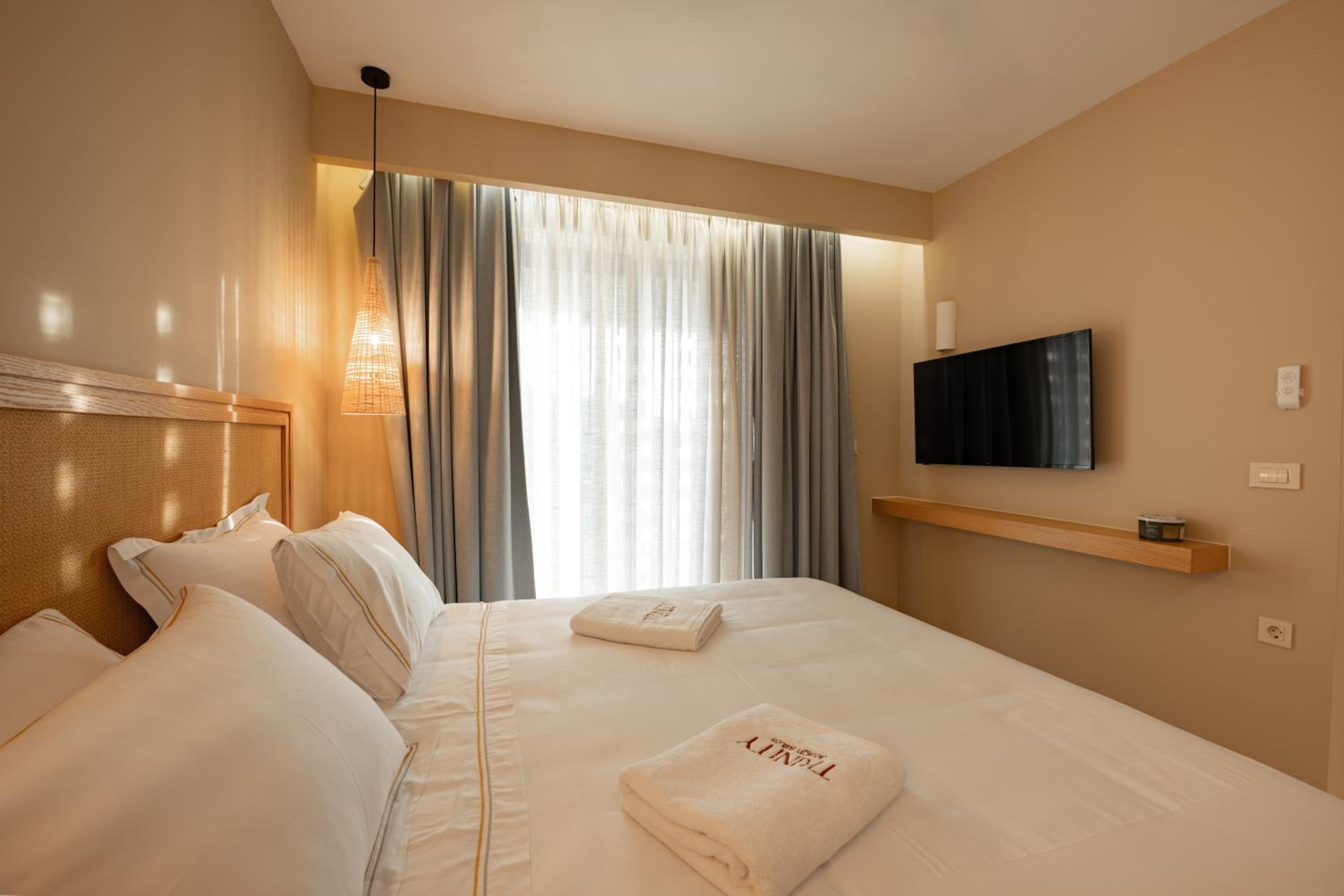 Deluxe Suite with Spa Bath photo 2