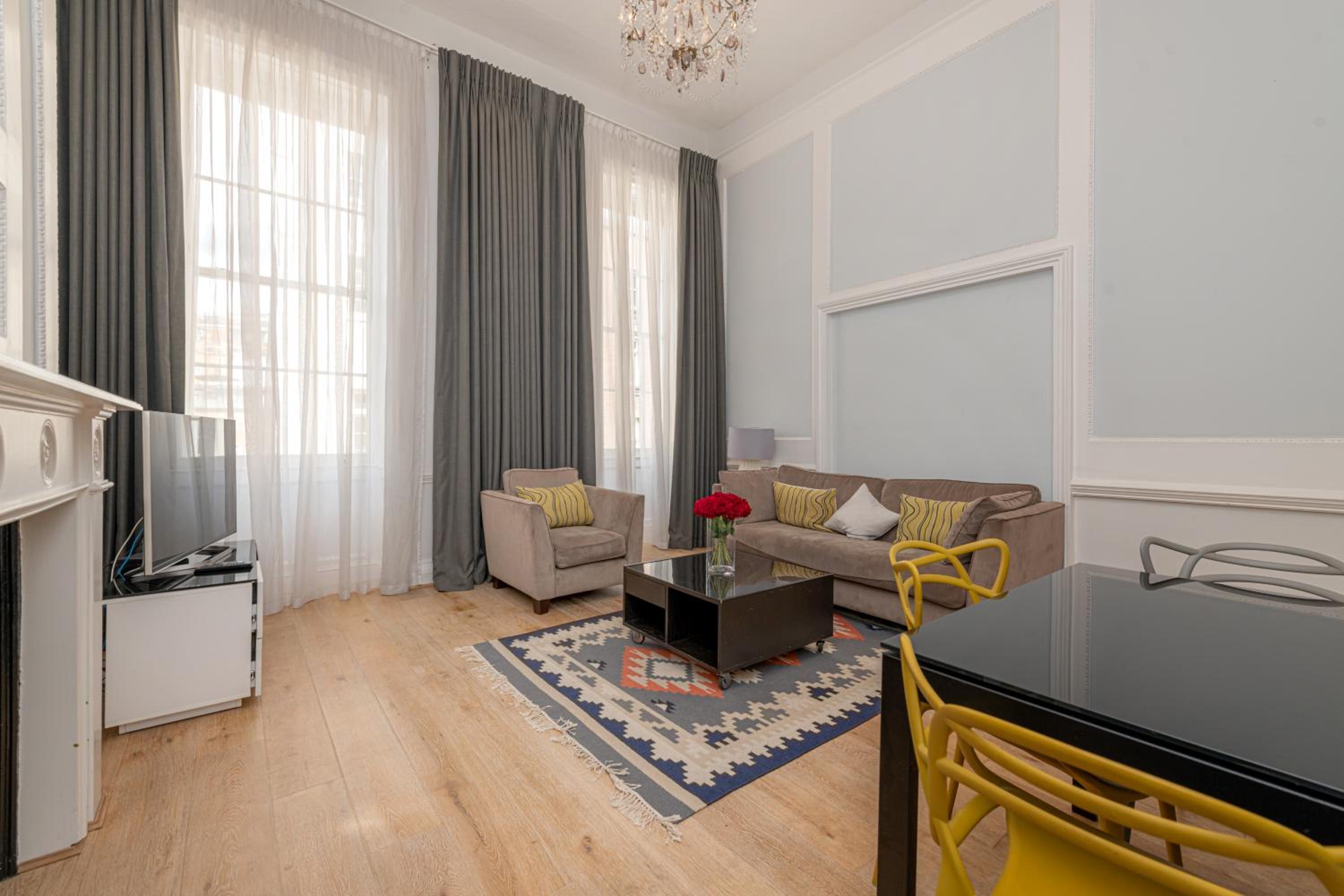 Deluxe One-Bedroom Apartment