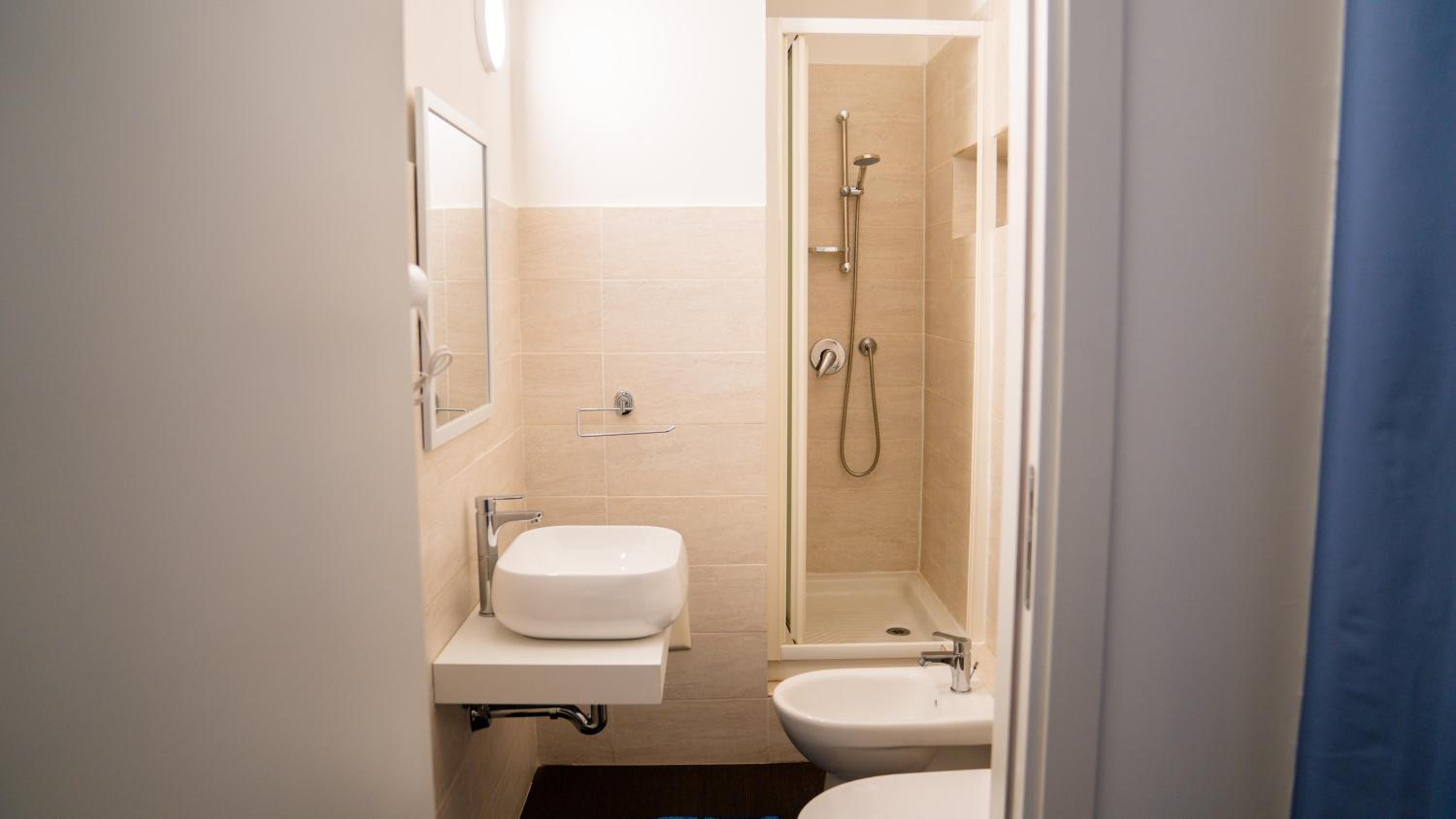 Economy Triple Room - Photo 10