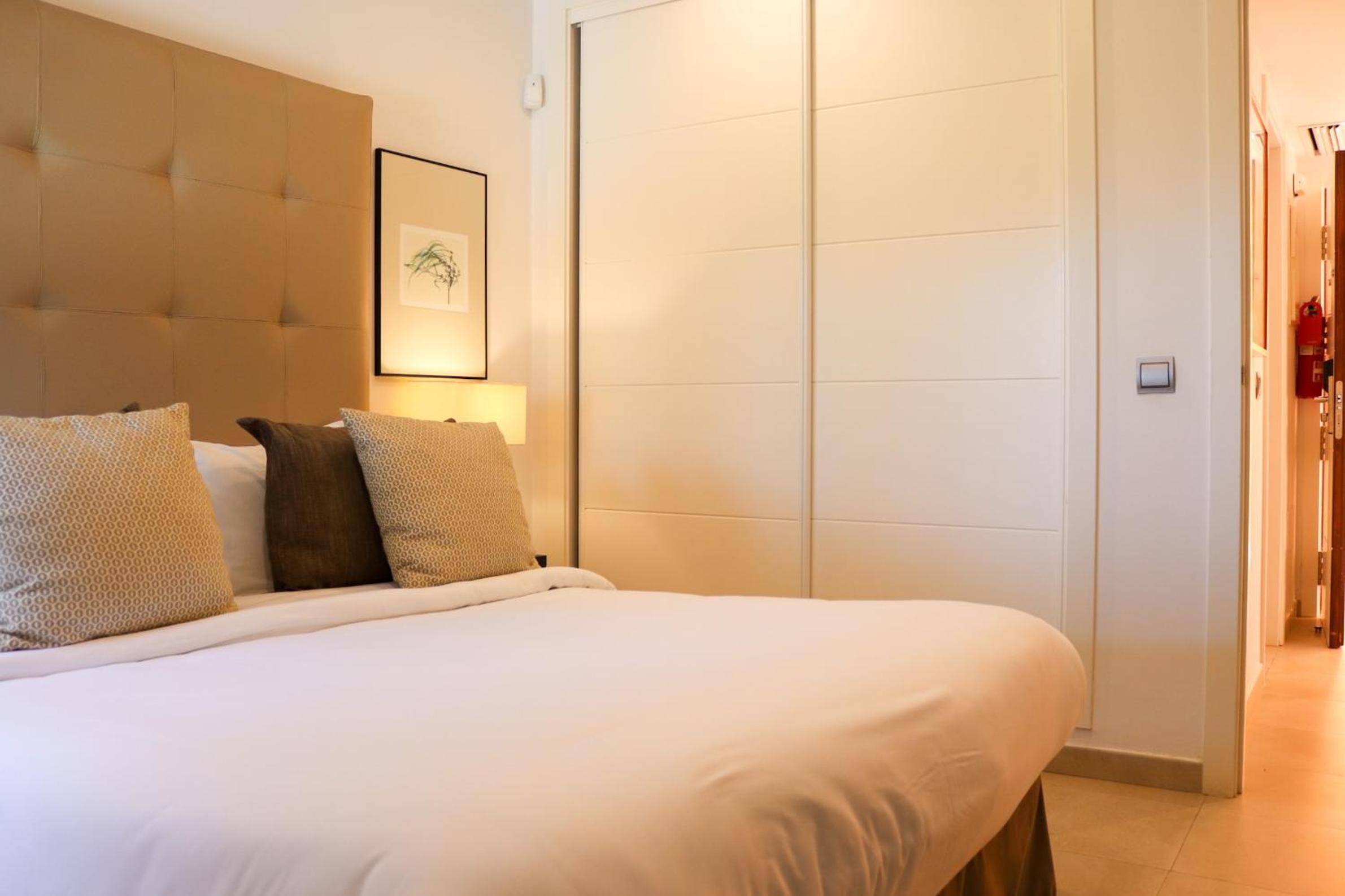Superior One Bedroom Apartment - Photo 8