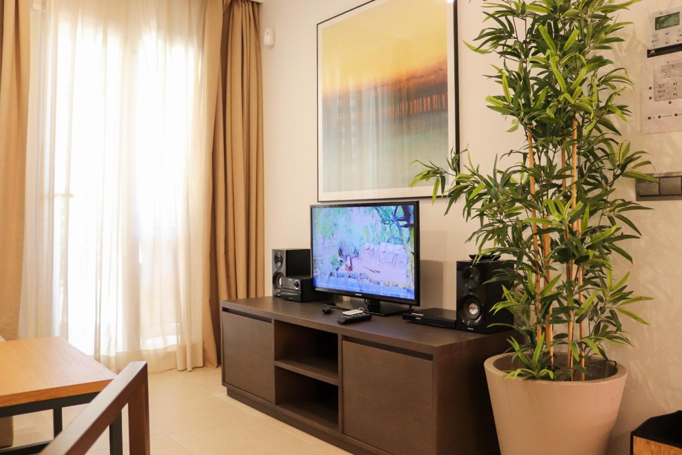 Superior One Bedroom Apartment - Photo 3