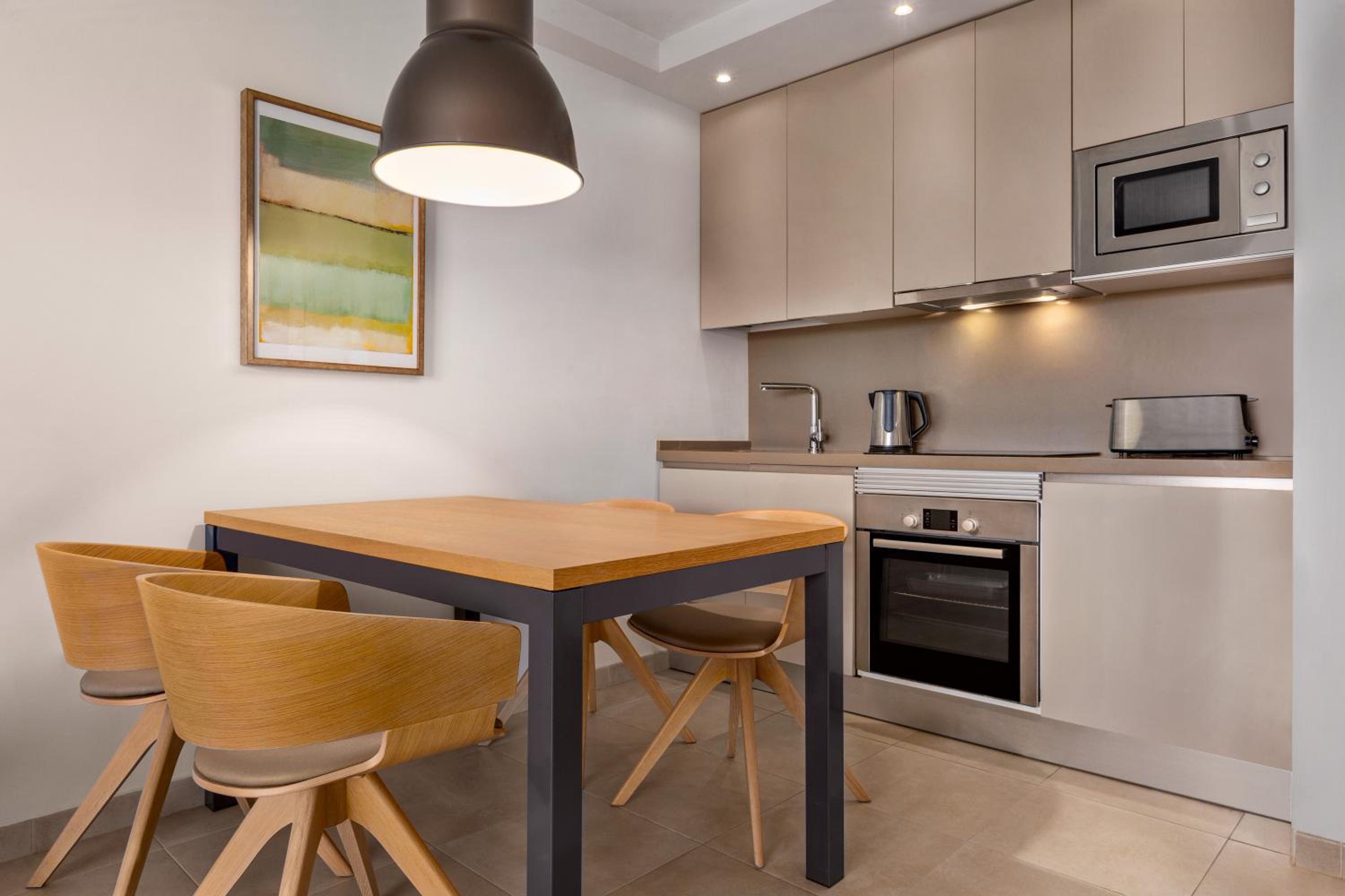 Superior One Bedroom Apartment - Photo 2