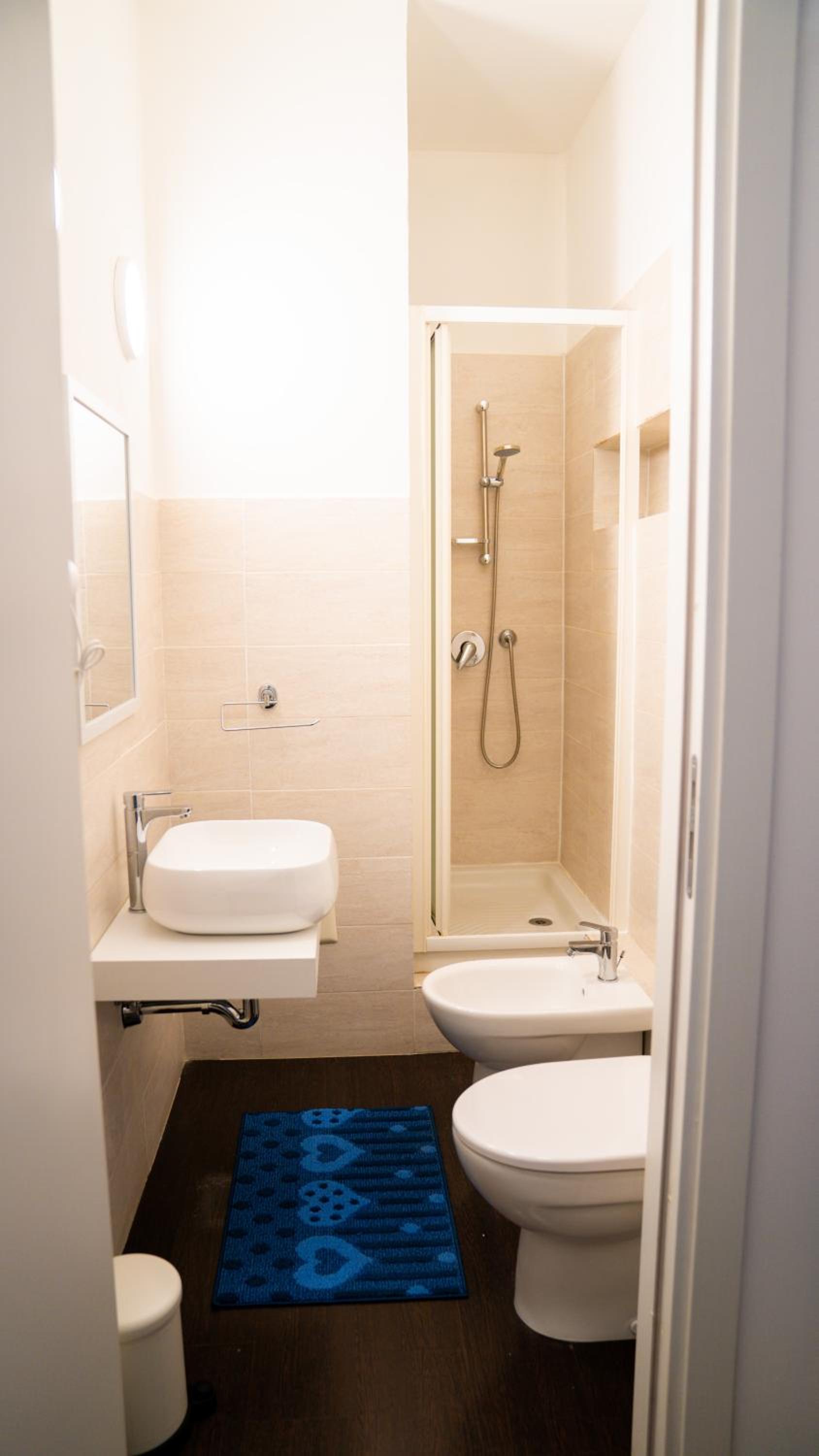 Economy Triple Room - Photo 9