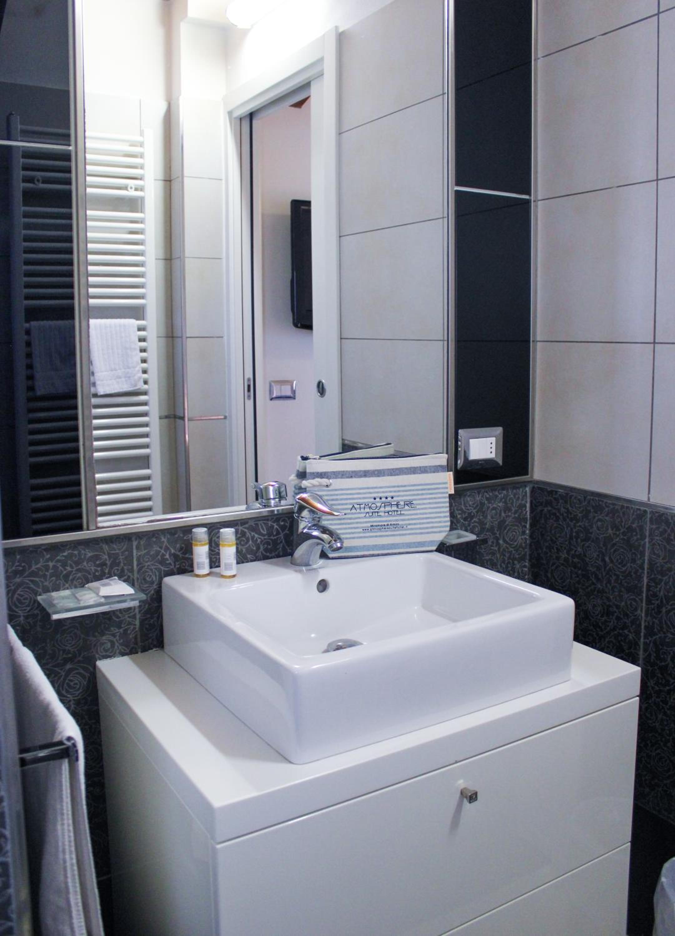 Junior Suite with Balcony (2 Adults) - Photo 16