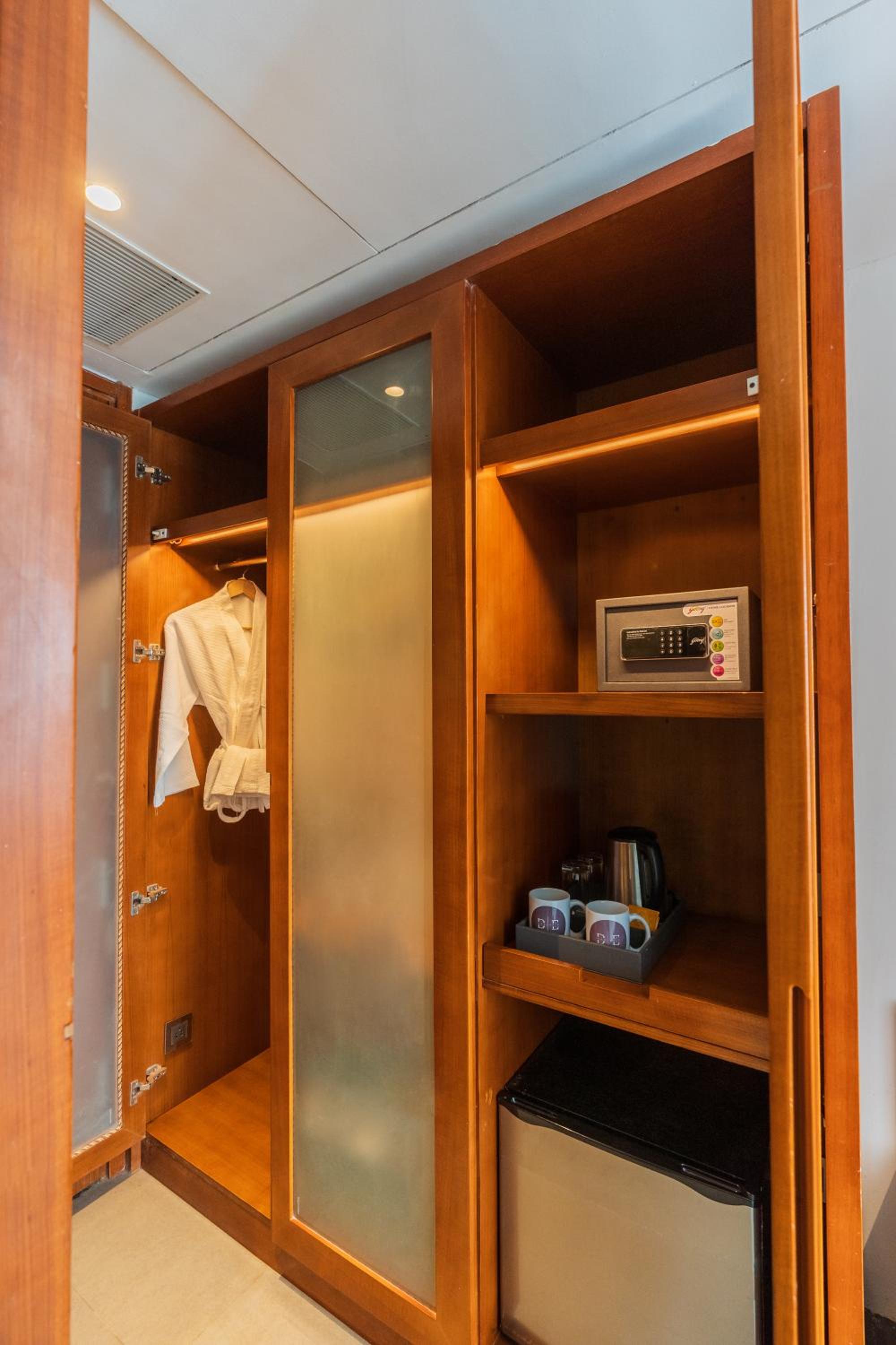 Deluxe Room with Balcony - Photo 3