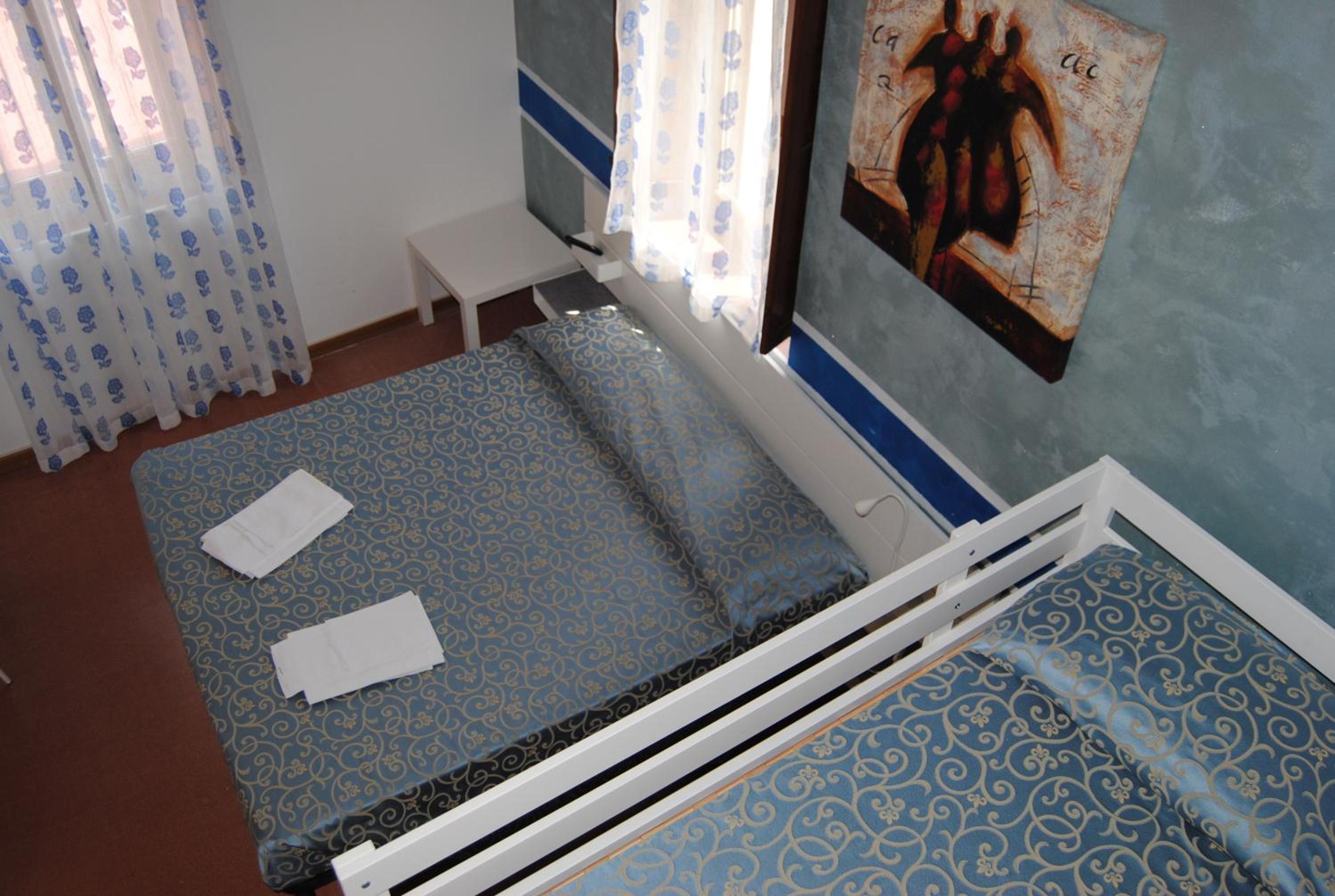 Quadruple Room with Private Bathroom - Photo 4
