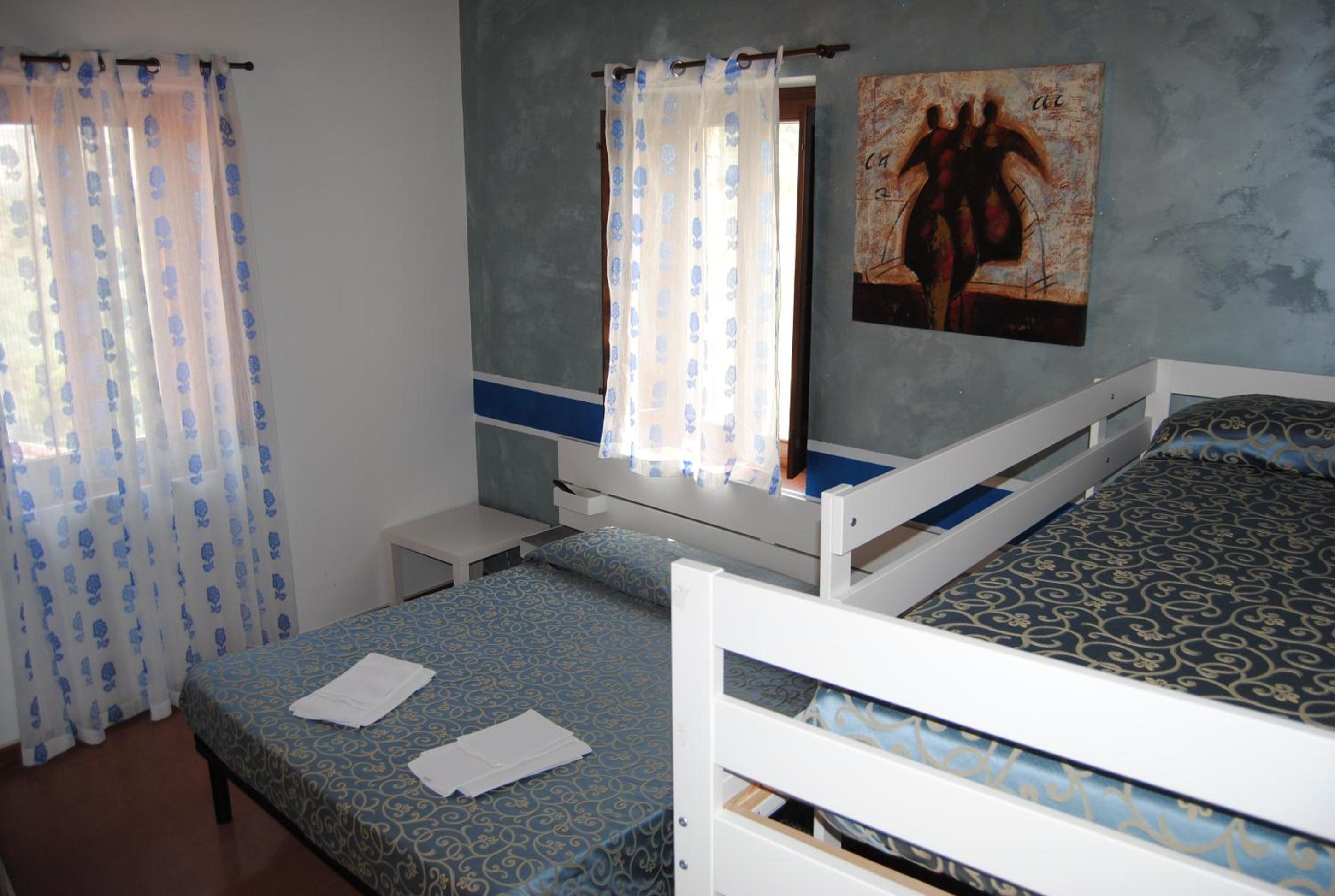 Quadruple Room with Private Bathroom - Photo 3