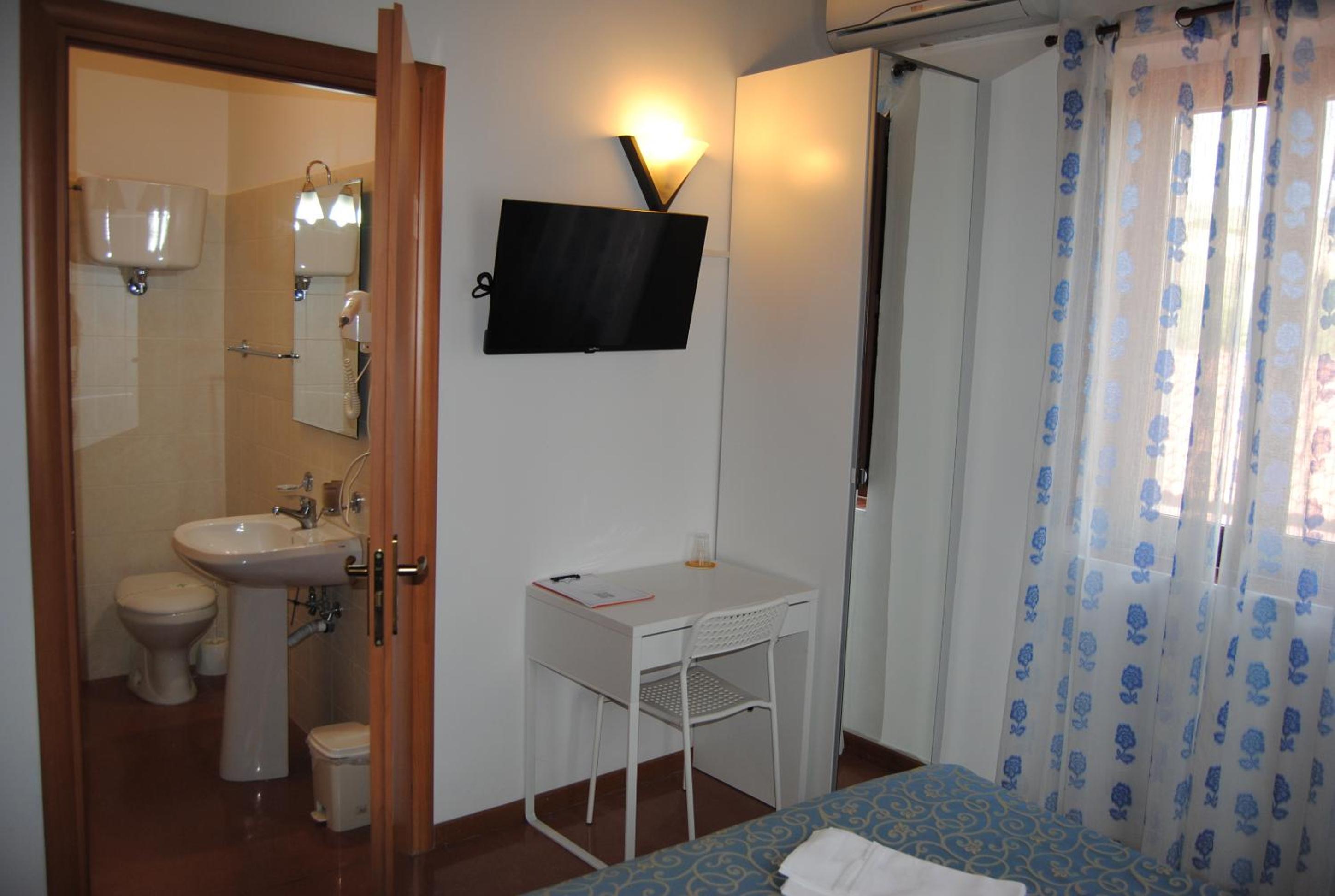 Quadruple Room with Private Bathroom - Photo 2