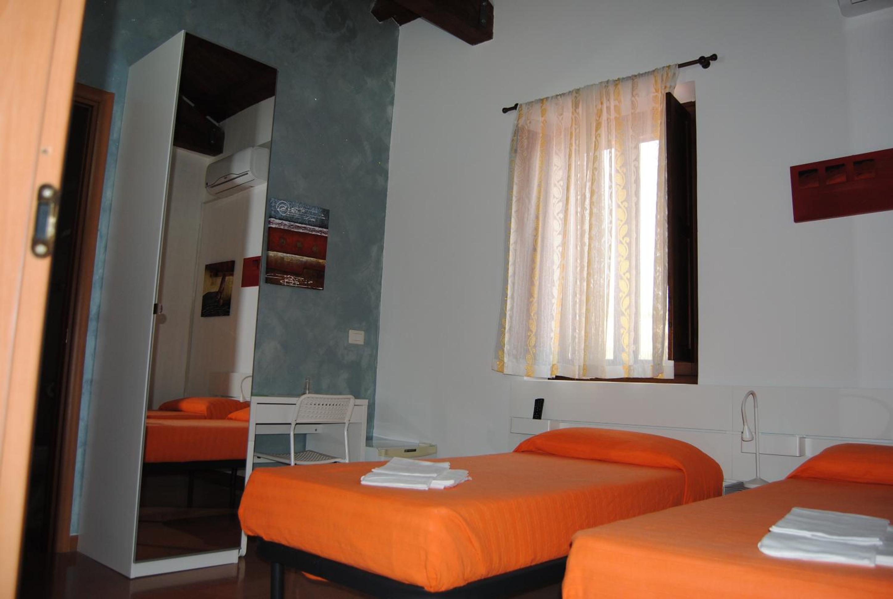 Twin Room with Private Bathroom - Photo 1
