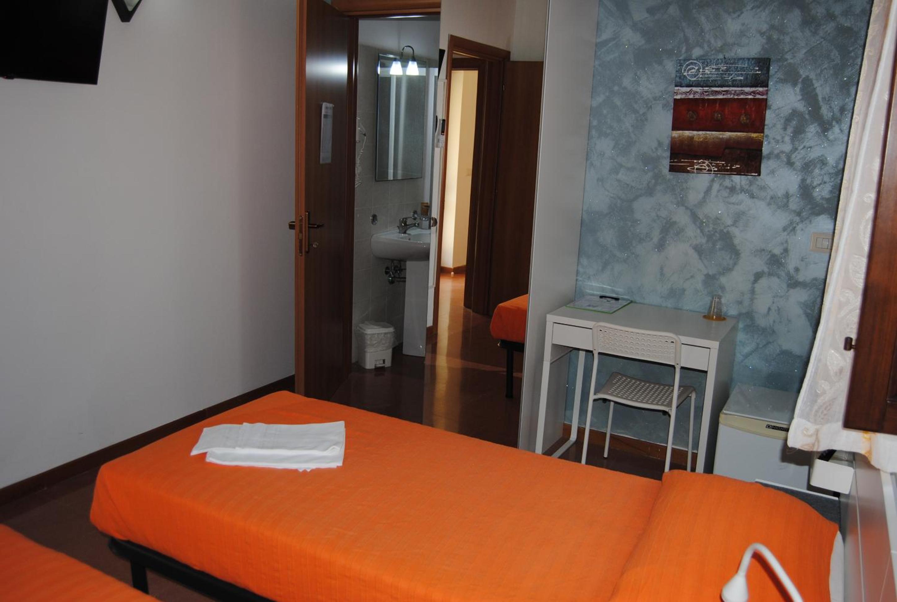 Twin Room with Private Bathroom - Photo 4