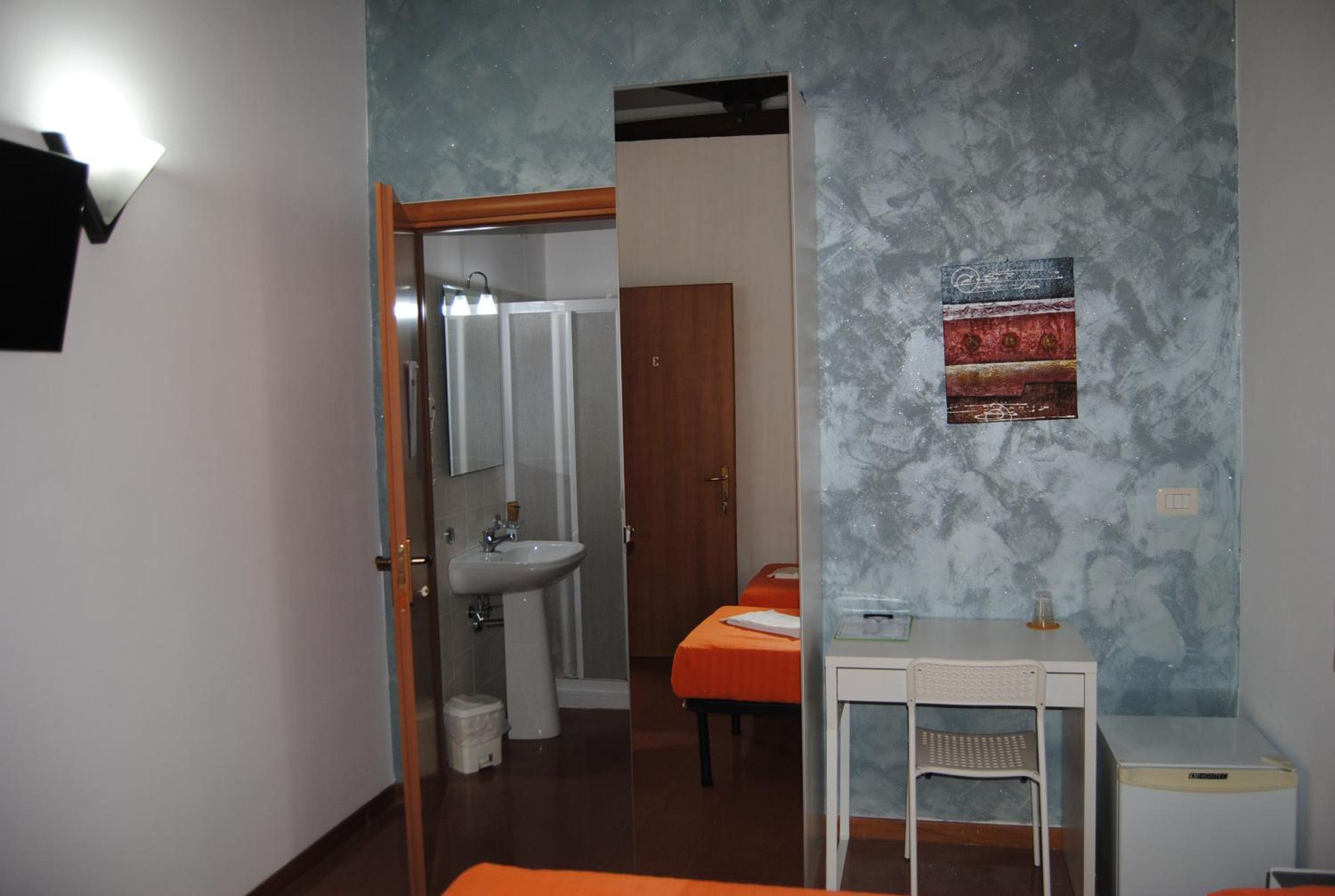Twin Room with Private Bathroom - Photo 3