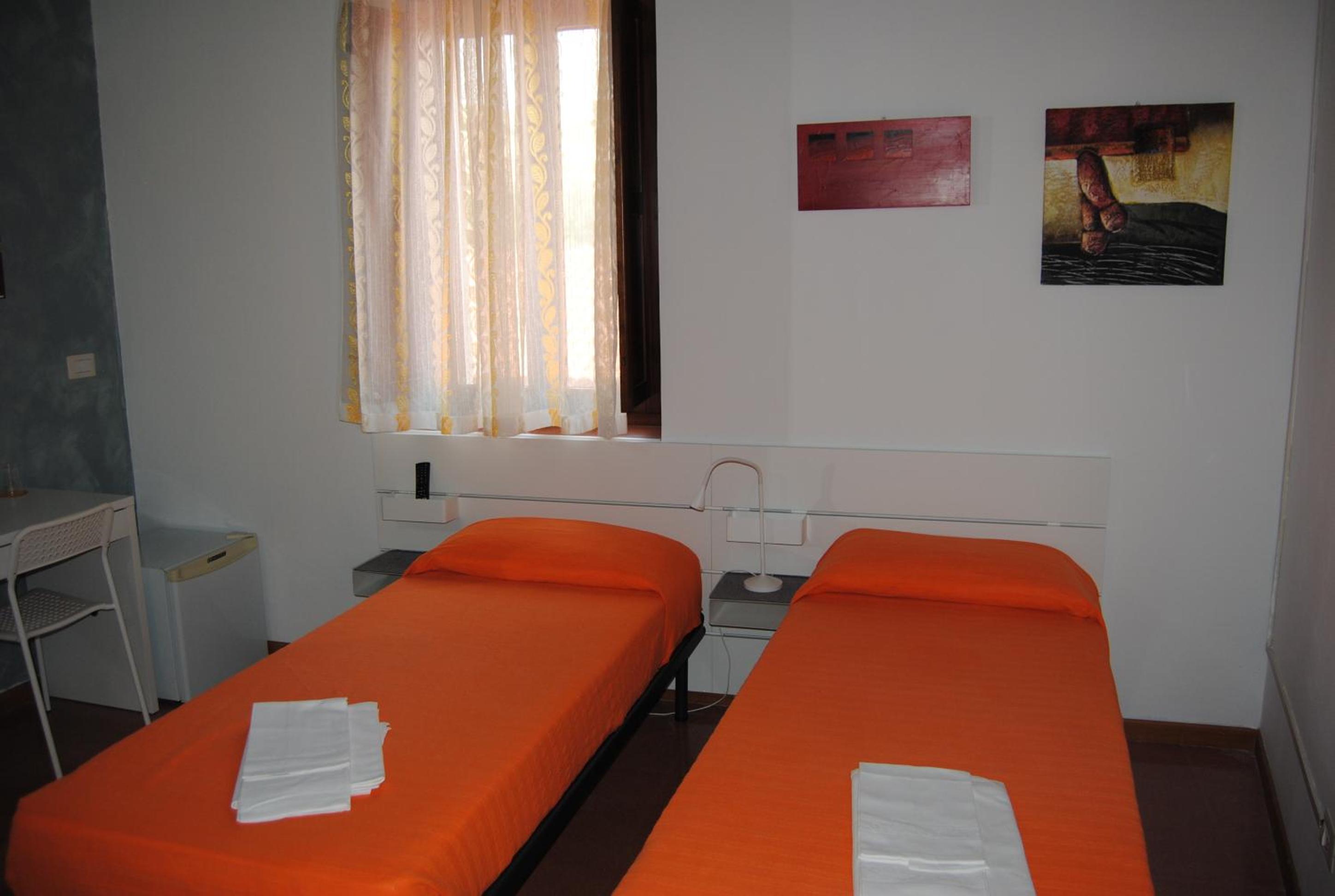 Twin Room with Private Bathroom - Photo 2
