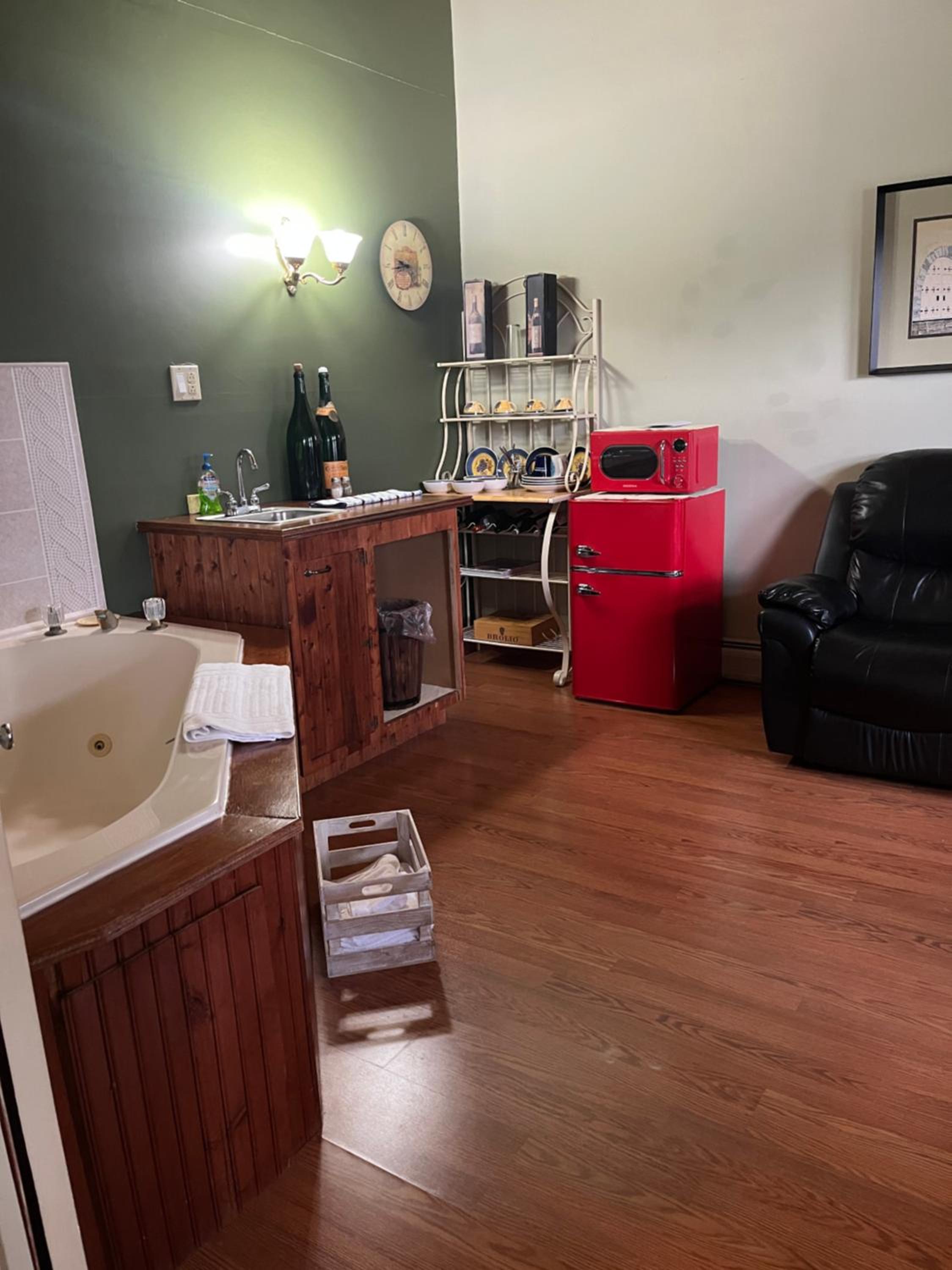 Deluxe King Suite photo 2