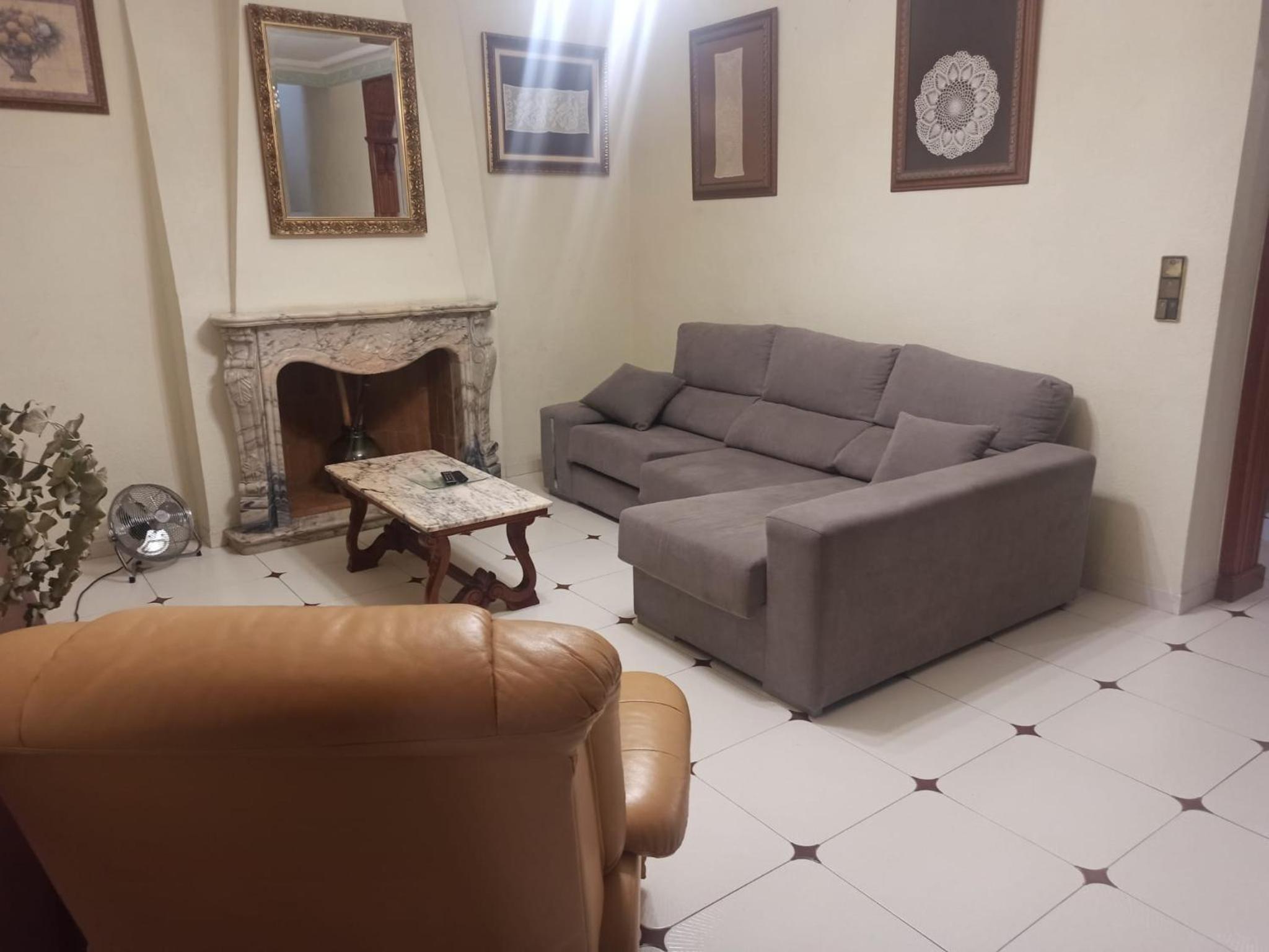 Six-Bedroom House - Photo 32