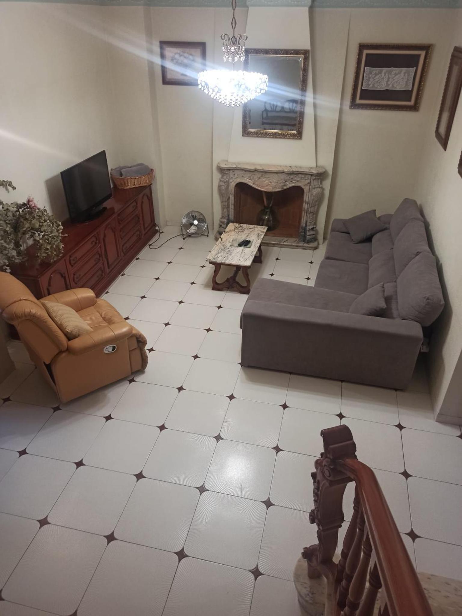 Six-Bedroom House - Photo 3