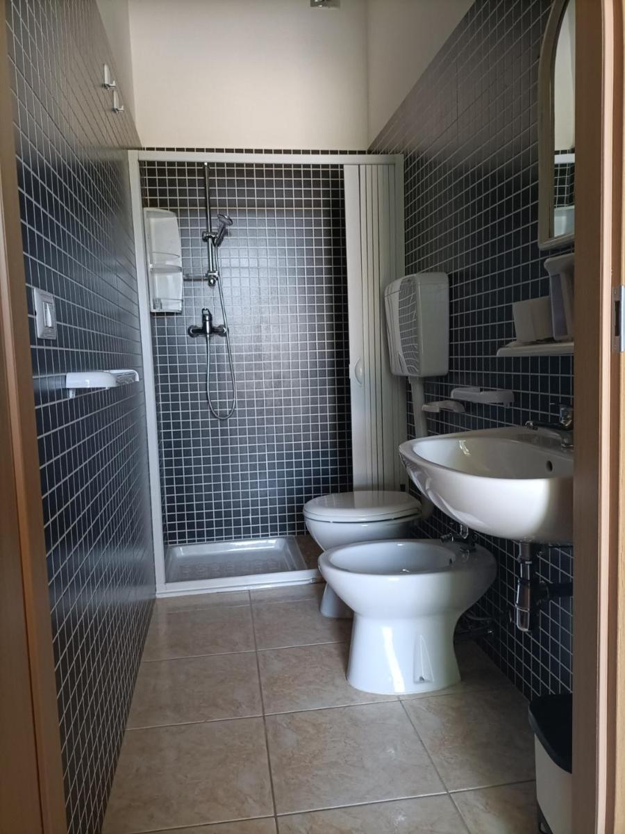 Quadruple Room with Private Bathroom - Photo 14
