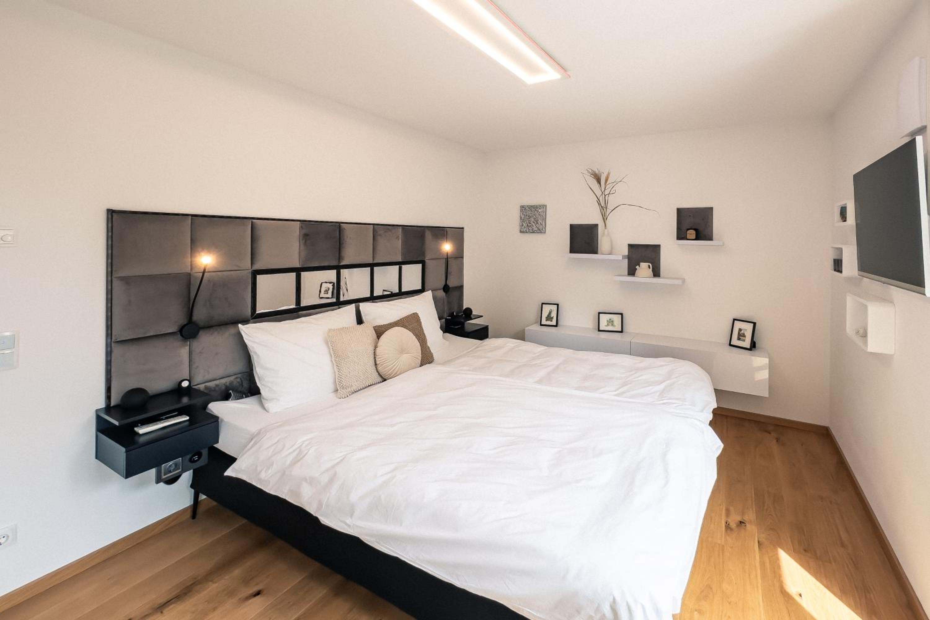 One-Bedroom Apartment photo 1