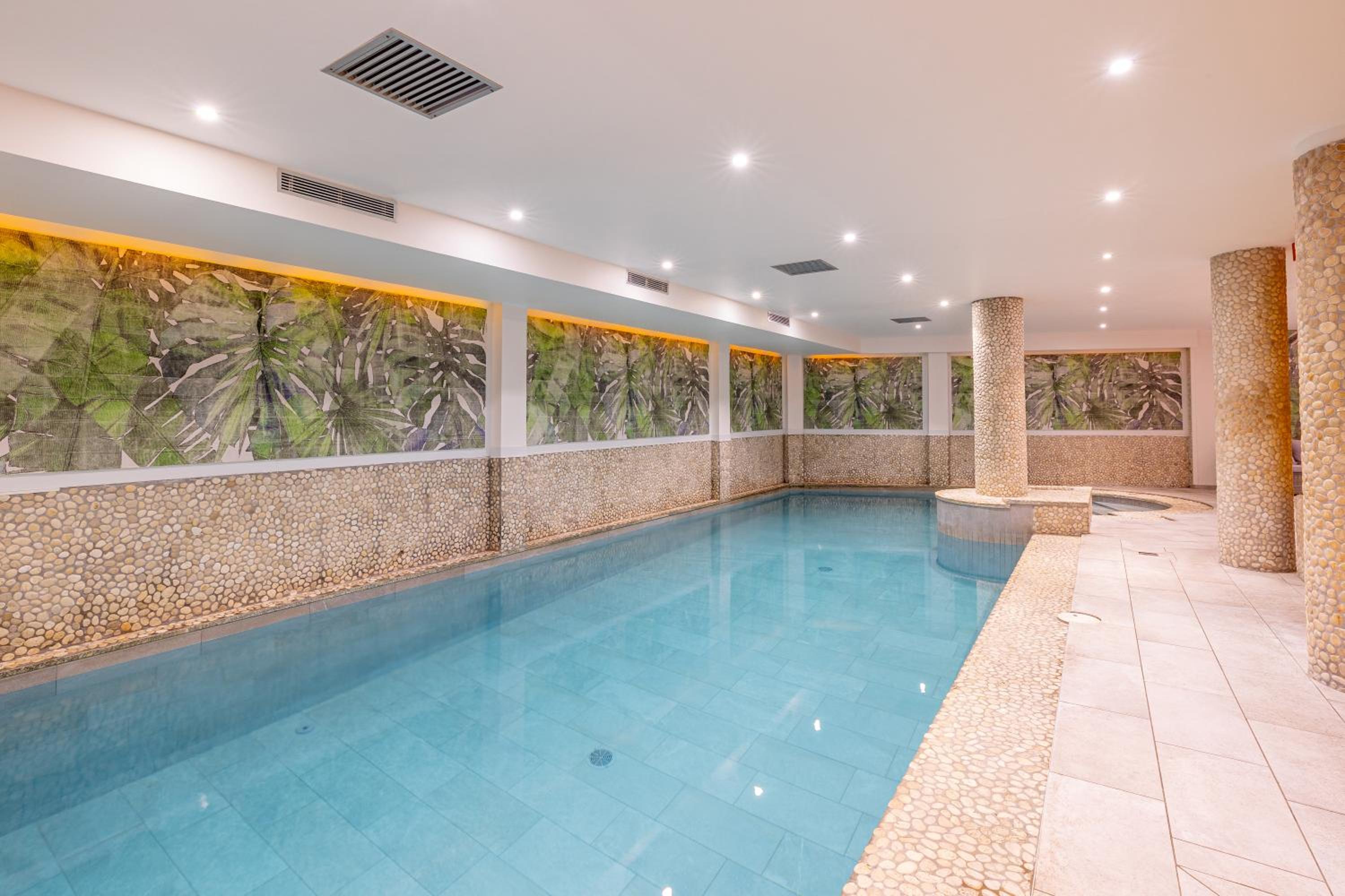 Suite with Spa Access - Photo 5