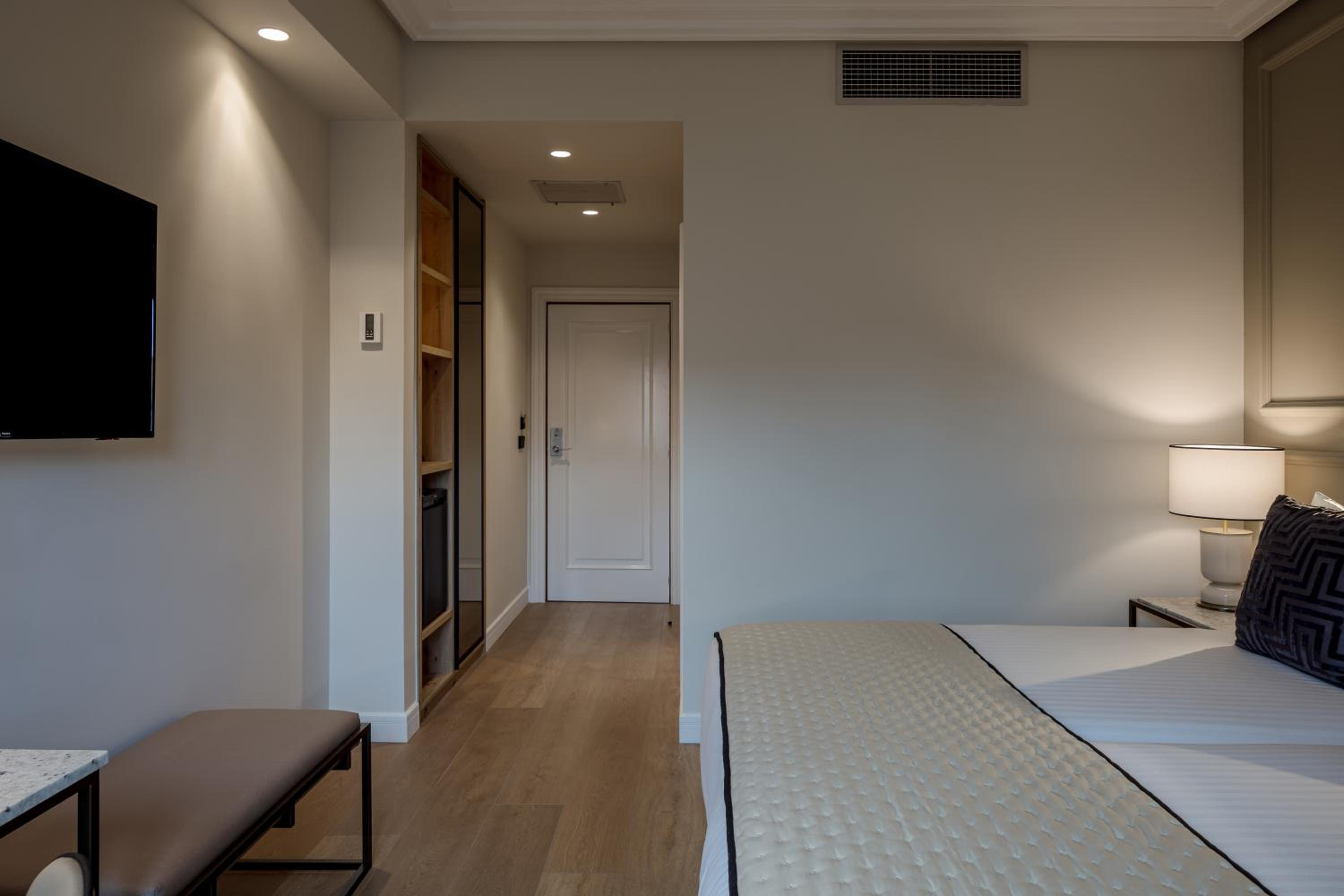 Deluxe Double or Twin Room - Photo 6