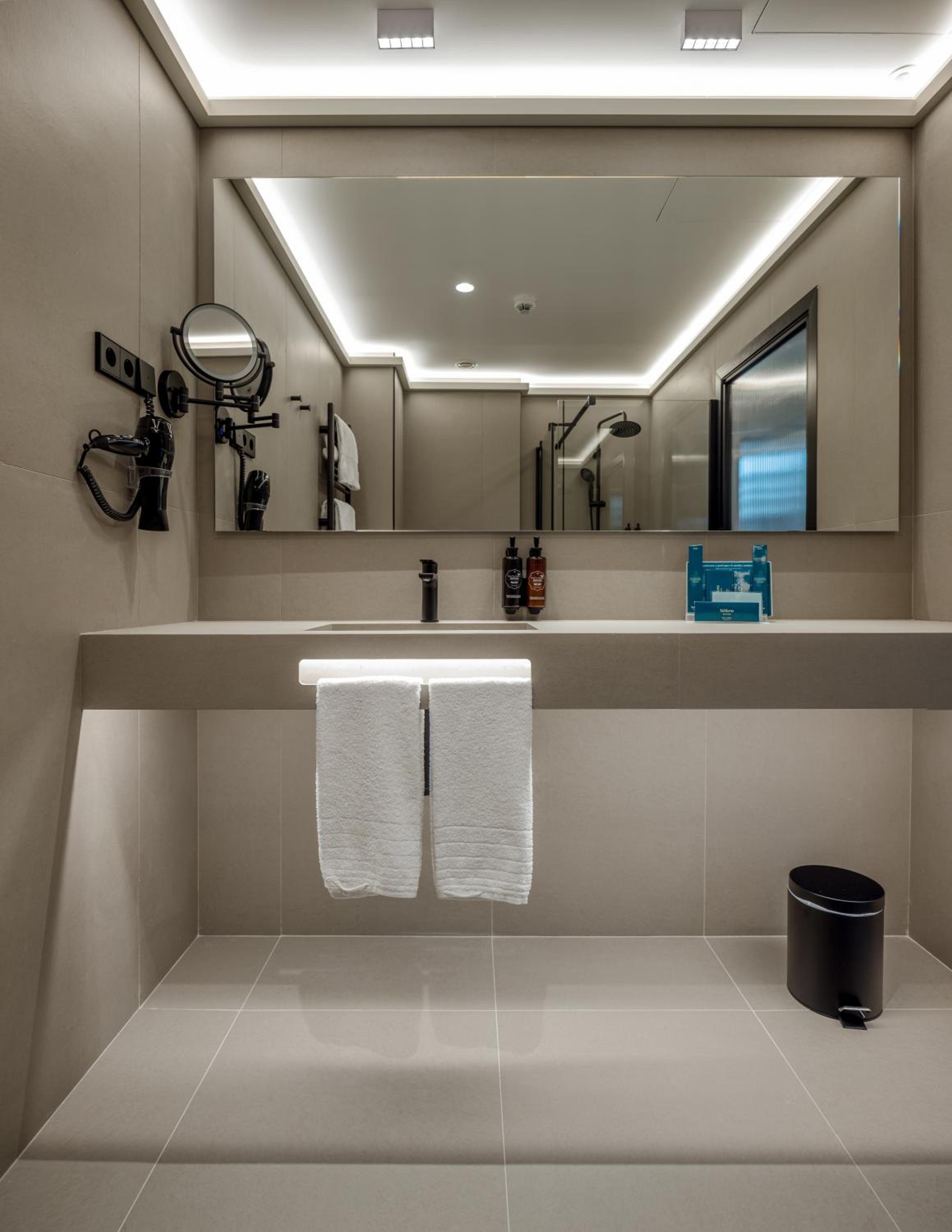 Deluxe Double or Twin Room - Photo 9