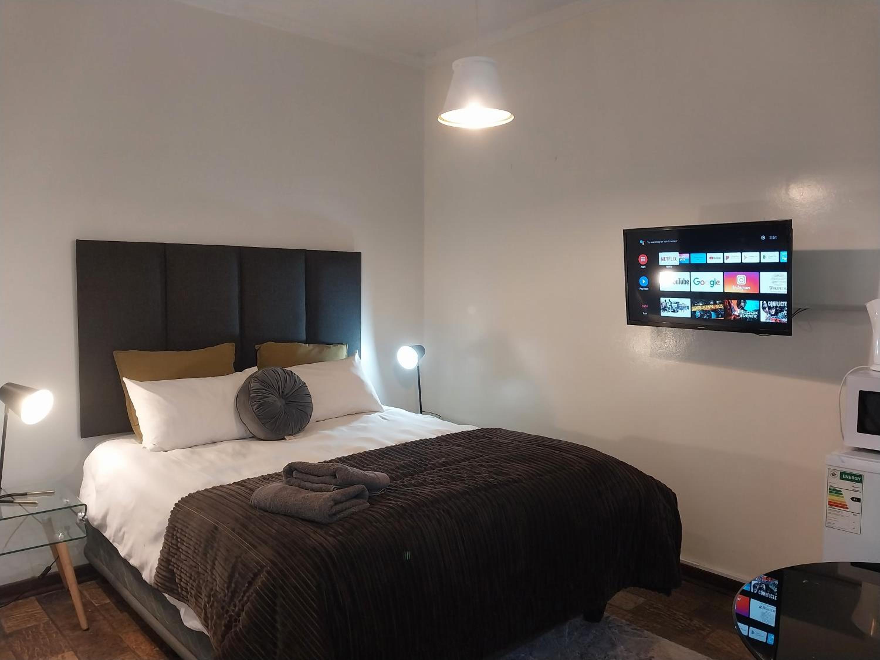 Budget Double Room - Photo 17