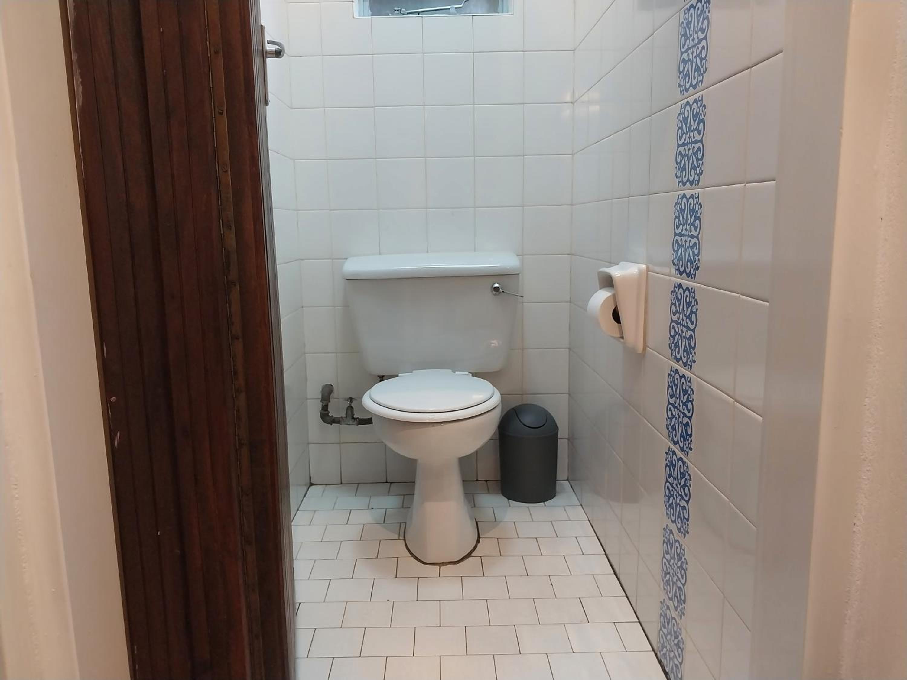 Budget Double Room - Photo 12