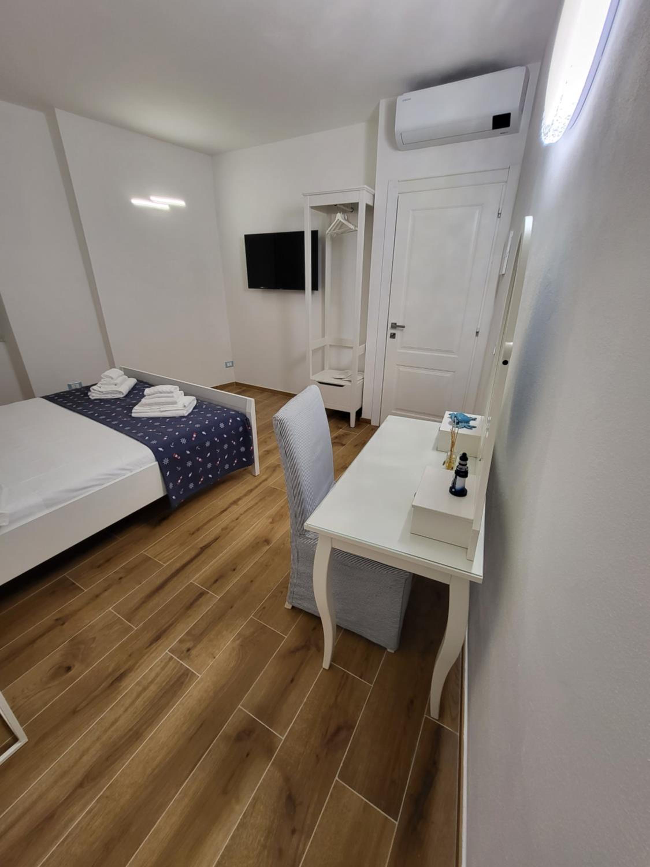 Double Room with Private External Bathroom - Photo 1