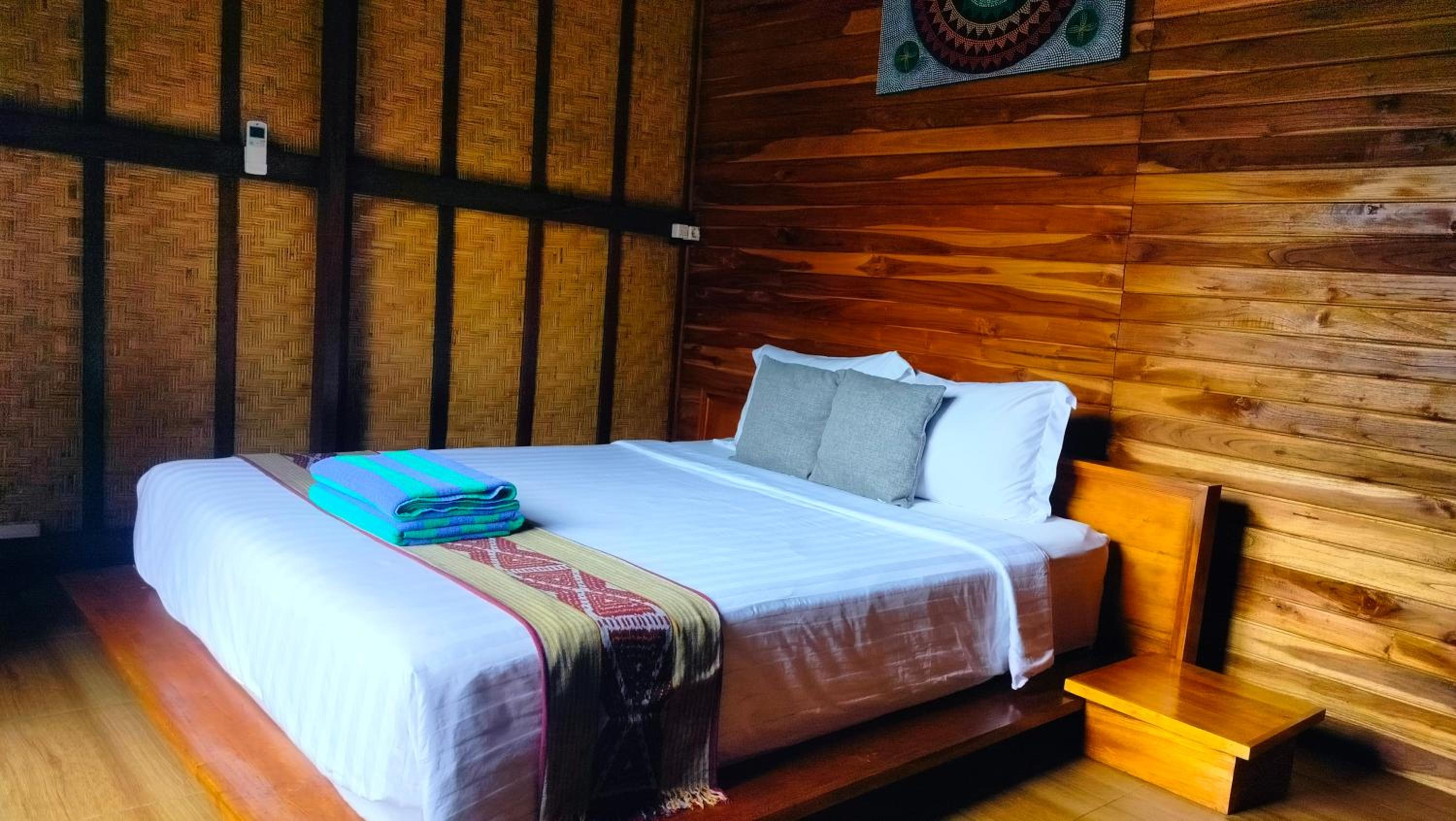 Deluxe Room (2 Adults + 1 Child) - Photo 4