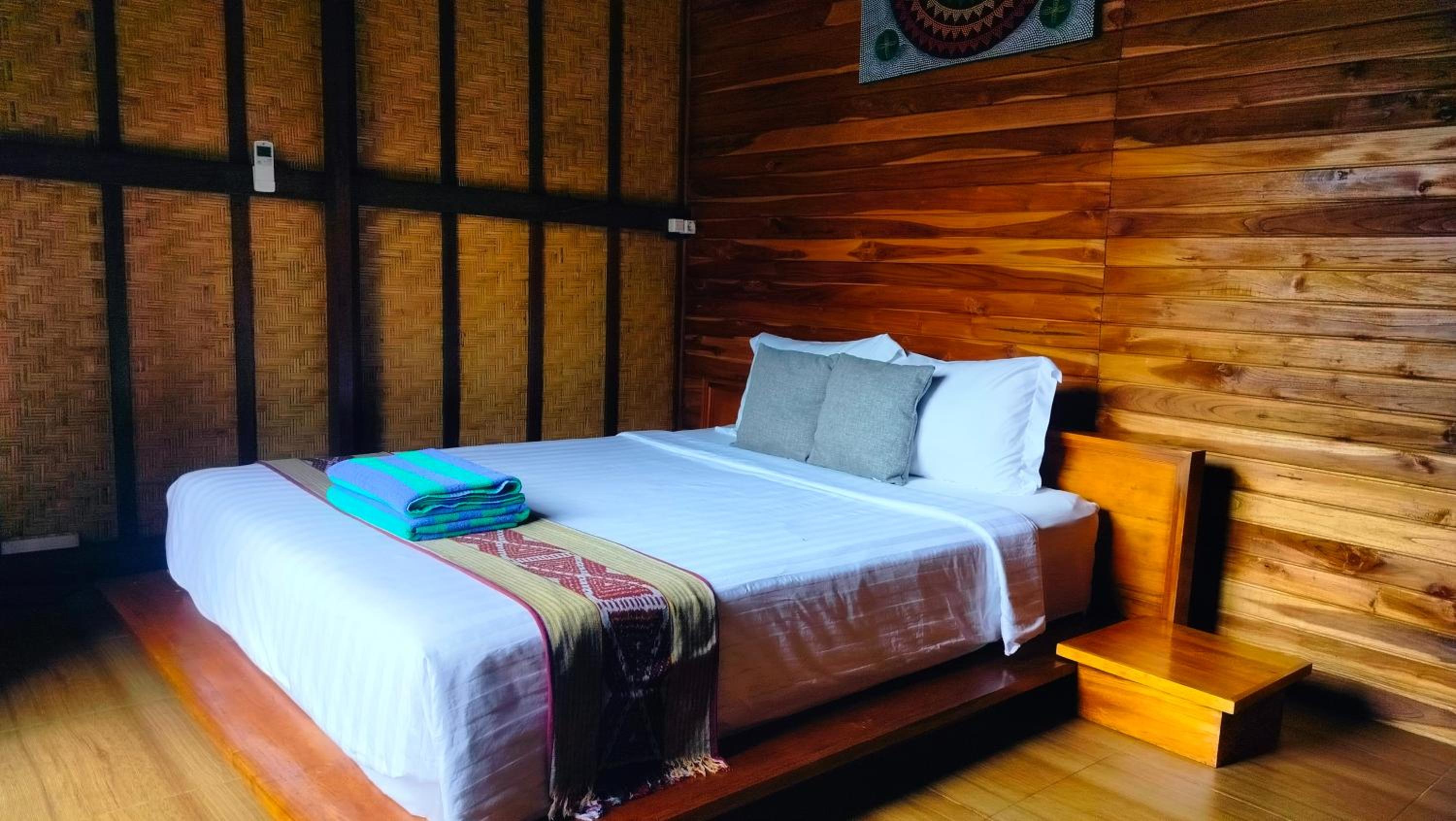 Deluxe Room (2 Adults + 1 Child) - Photo 3