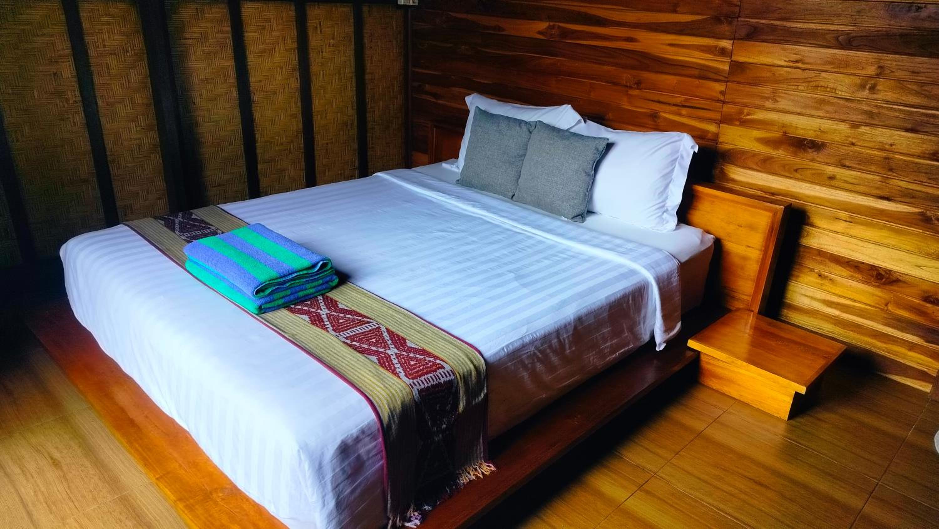 Deluxe Room (2 Adults + 1 Child) - Photo 2