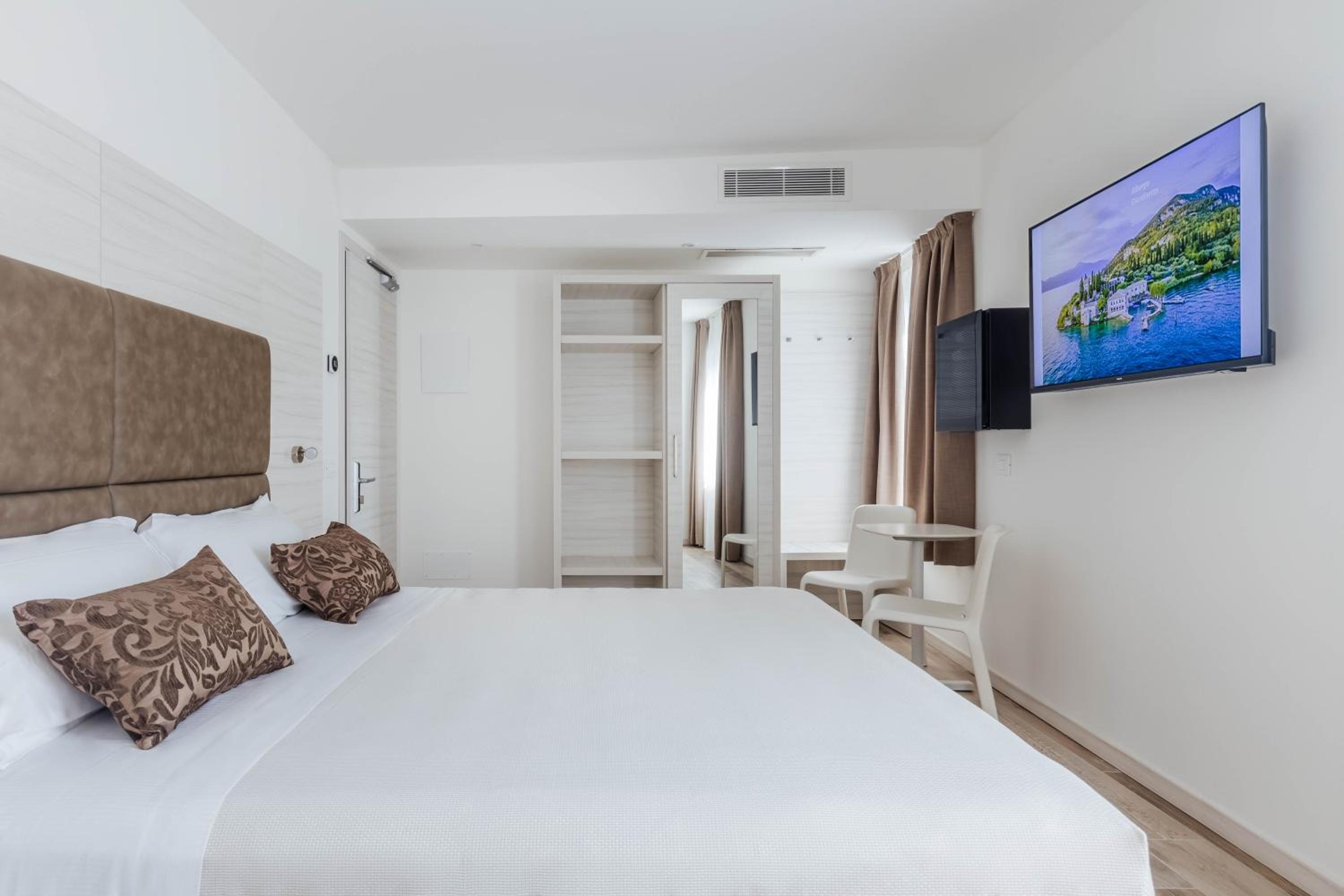 Superior Double or Twin Room - Photo 2