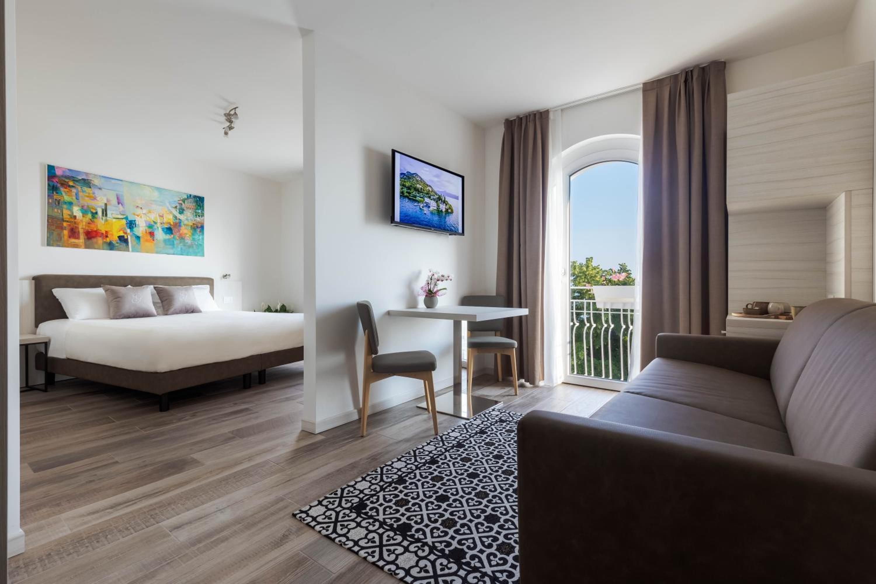 Deluxe Suite with Lake View