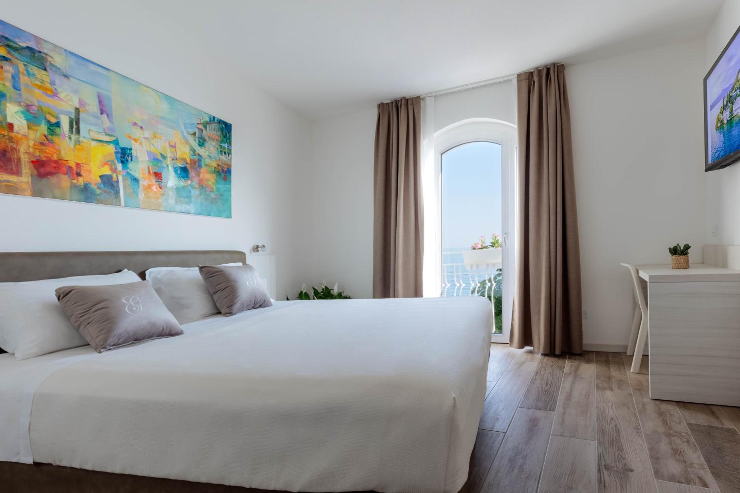 Deluxe Suite with Lake View photo 2