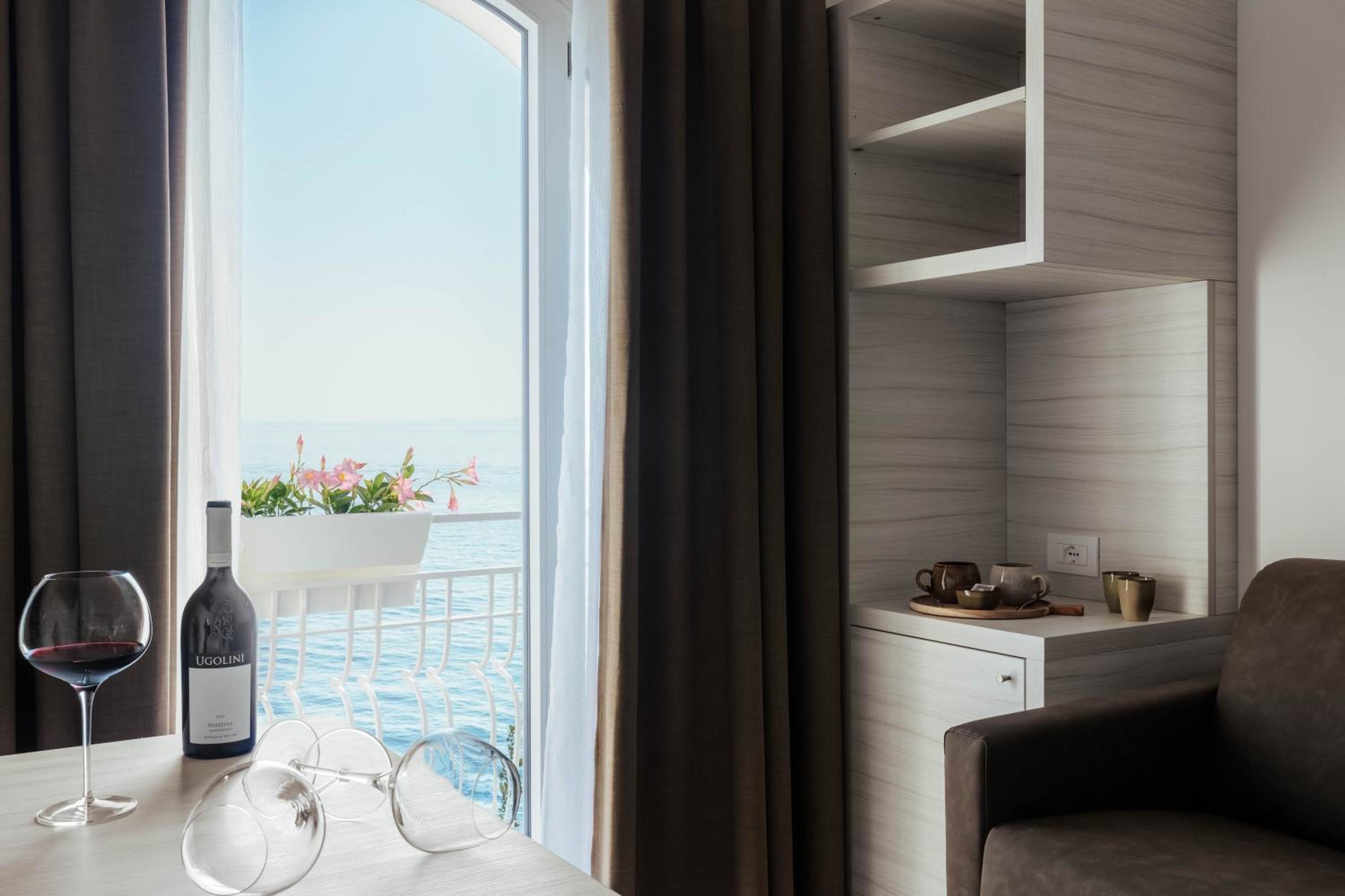 Suite with Lake View photo 2