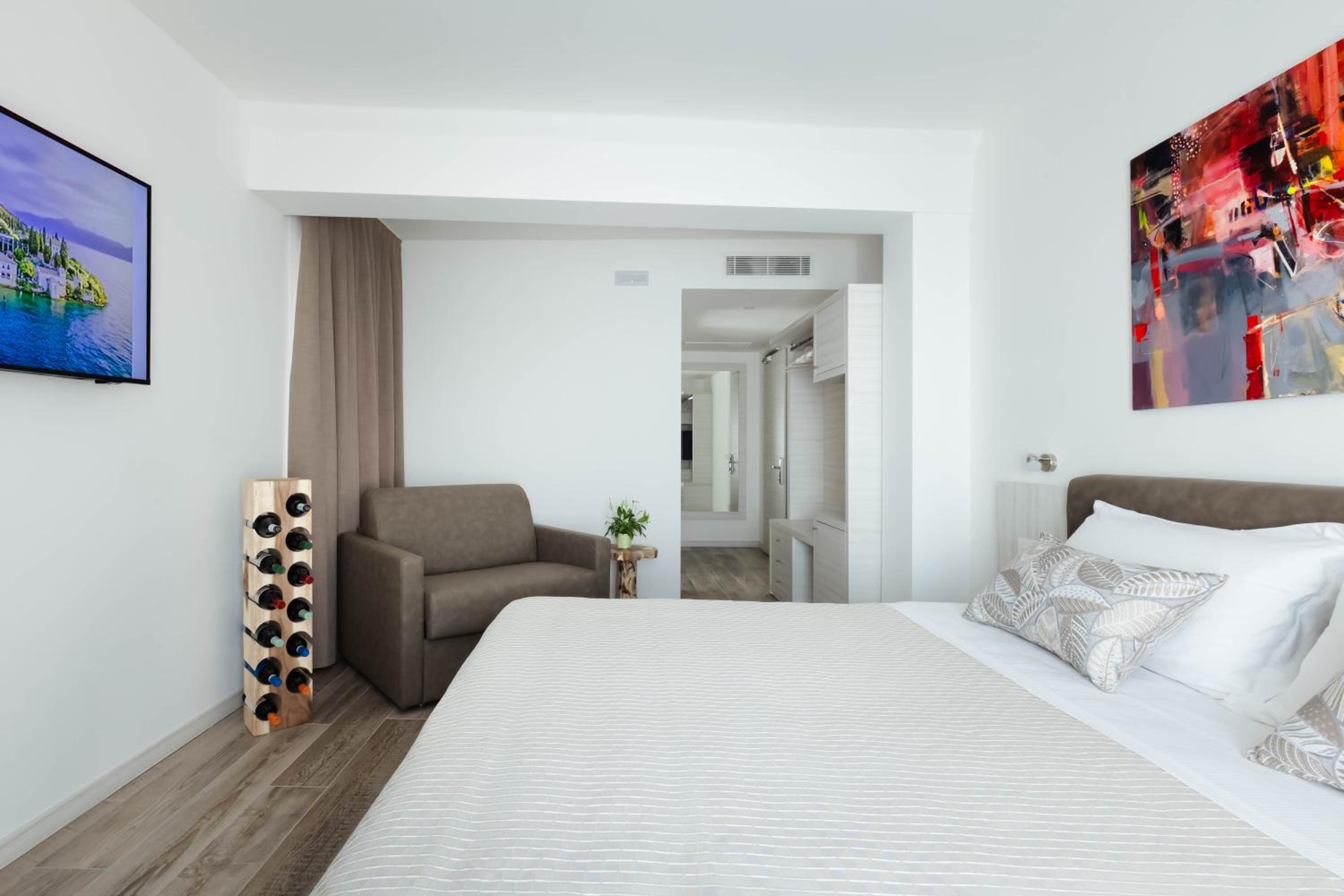 Junior Suite with Lake View - Photo 5
